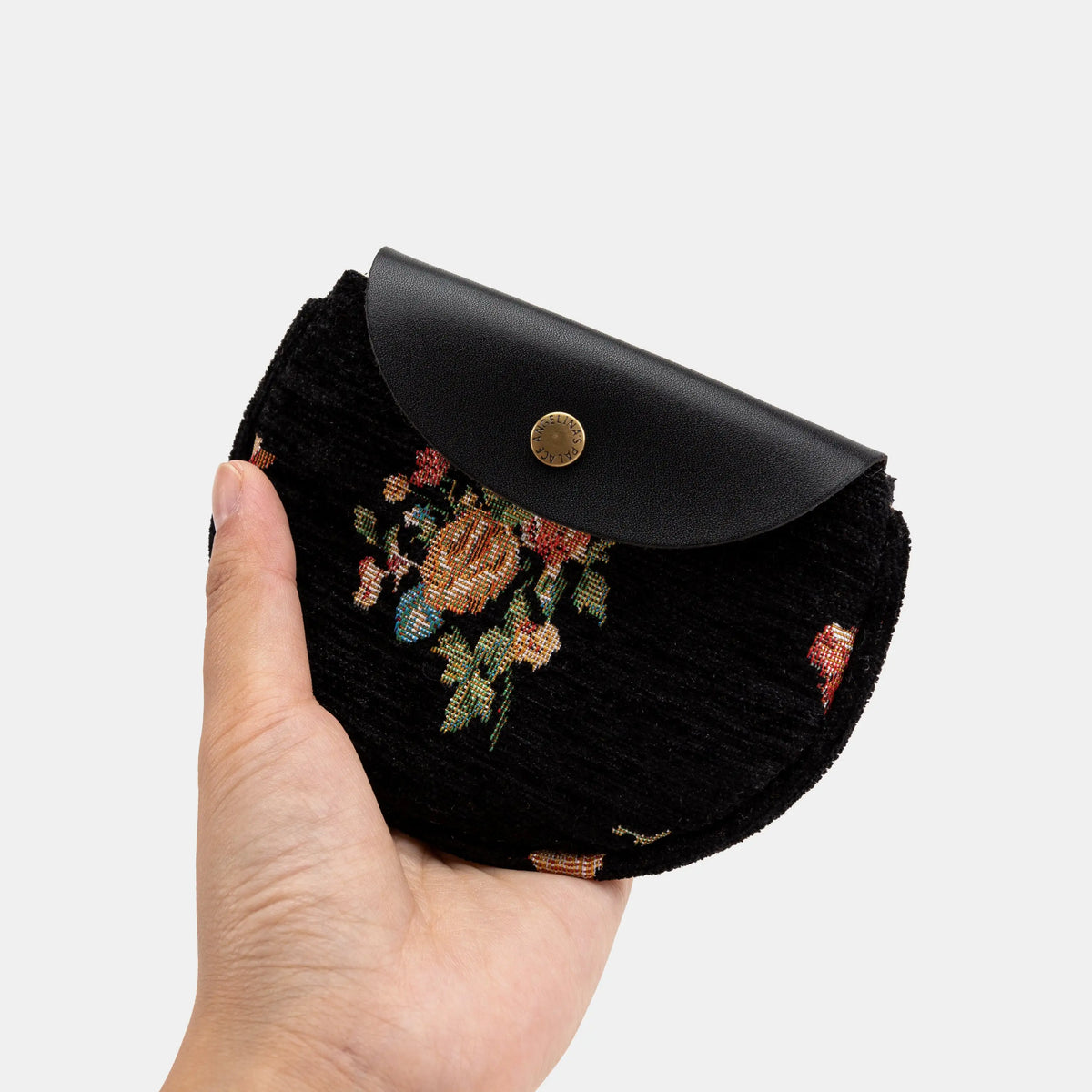 Bouquets Black Rosary Bag of America in the hand-4