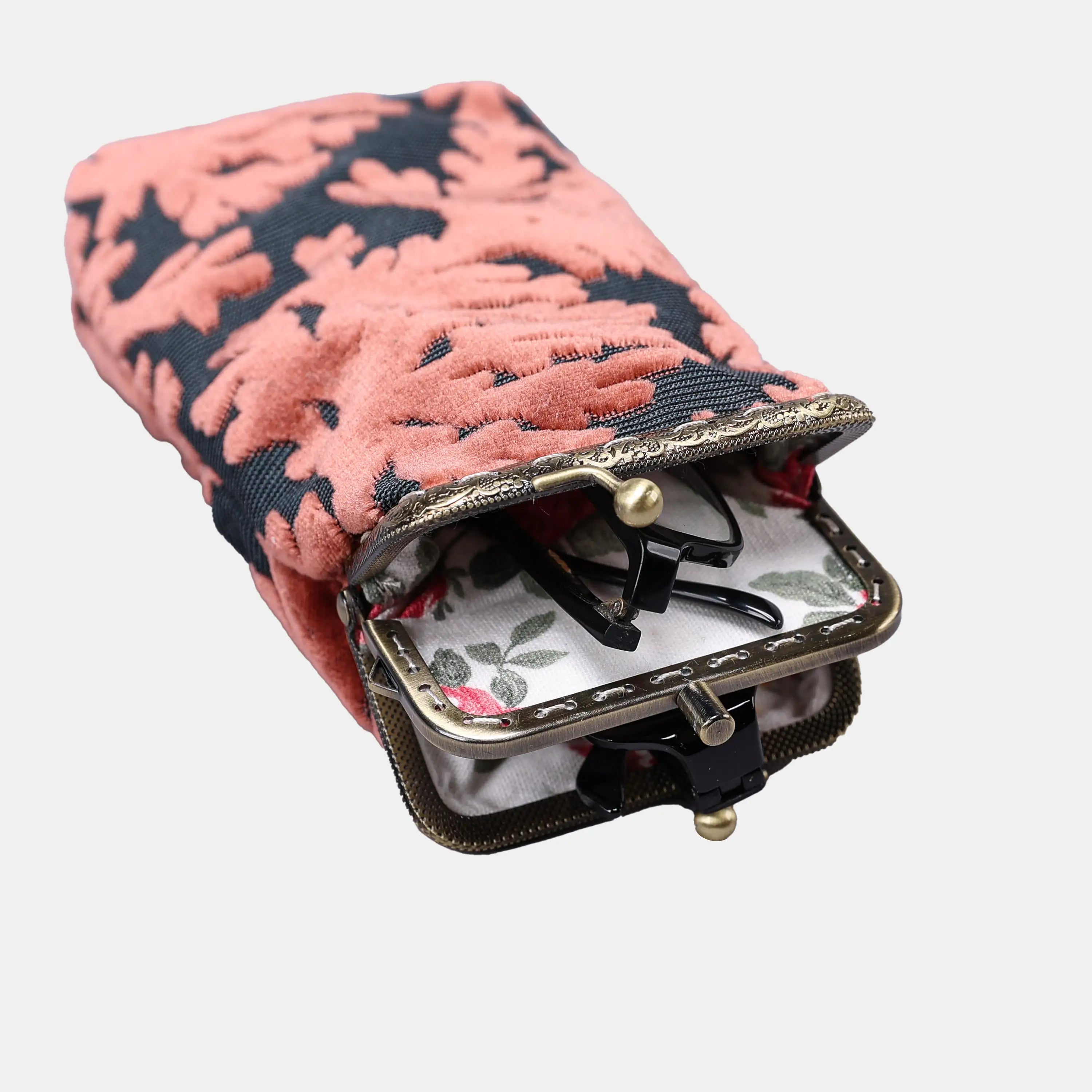 St Tropez Scuba Coral Carpet Eyeglasses Case of America the metal clamp opens-3