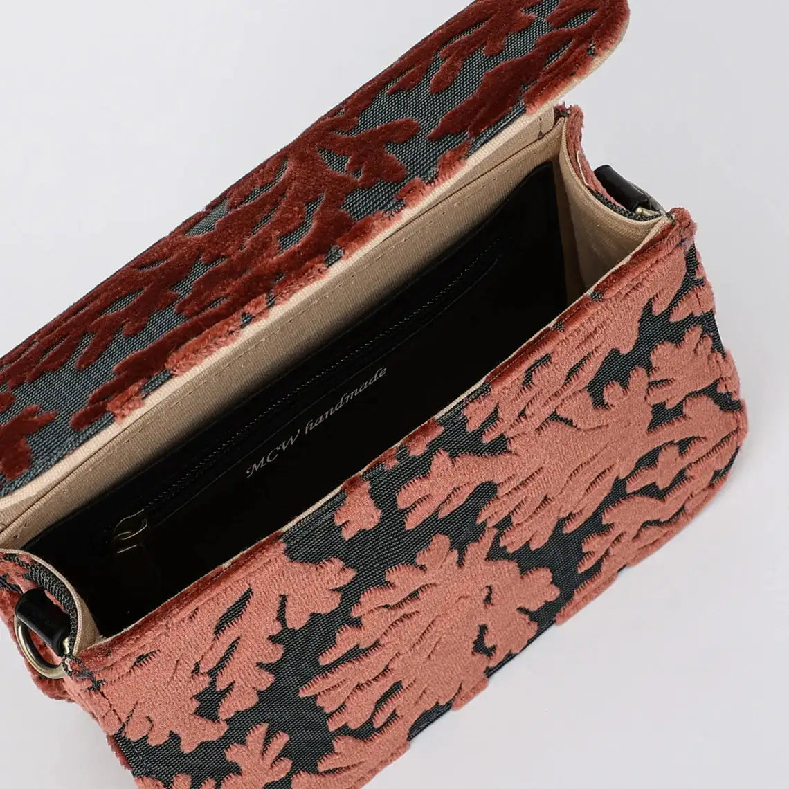 St Tropez Scuba Coral Flap Crossbody Bag carpet bag inside