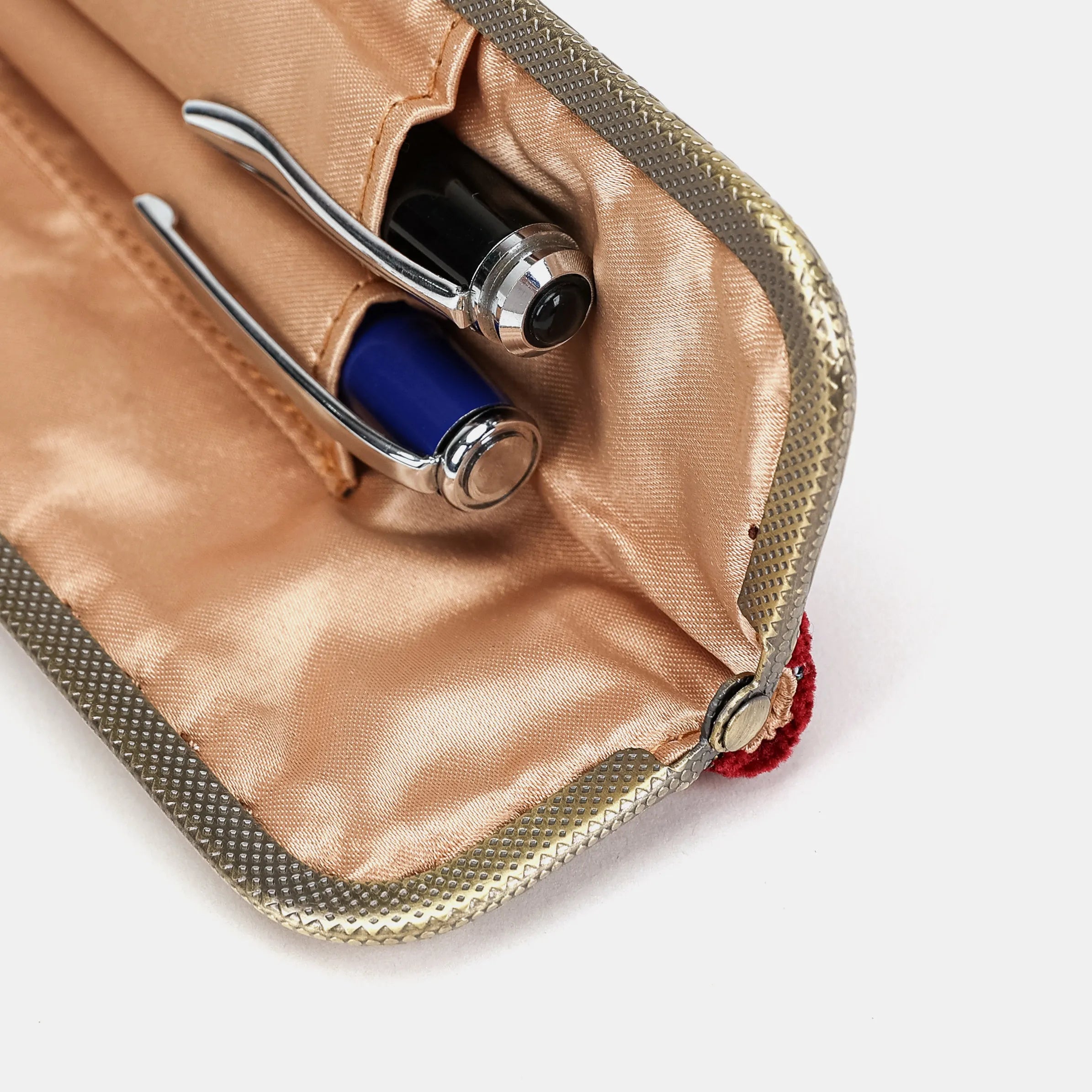 Climbing Rose Red Duo Pen Case Carpetbag of America detail