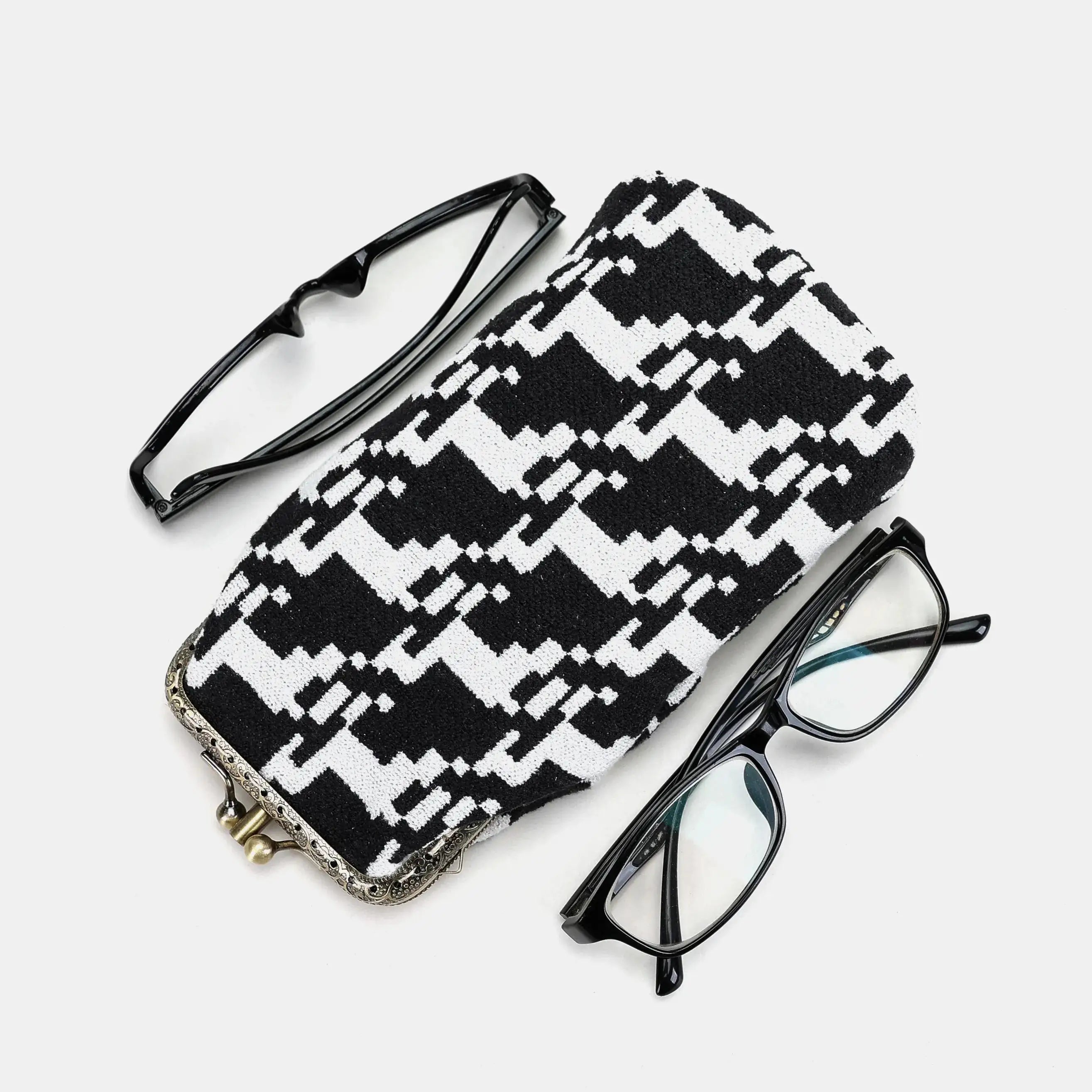 Houndstooth Black Carpet Eyeglasses Case Carpetbag of America in use-3