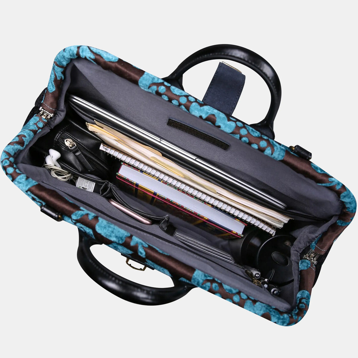 Luxury Damask Blue carpet bag of America in use