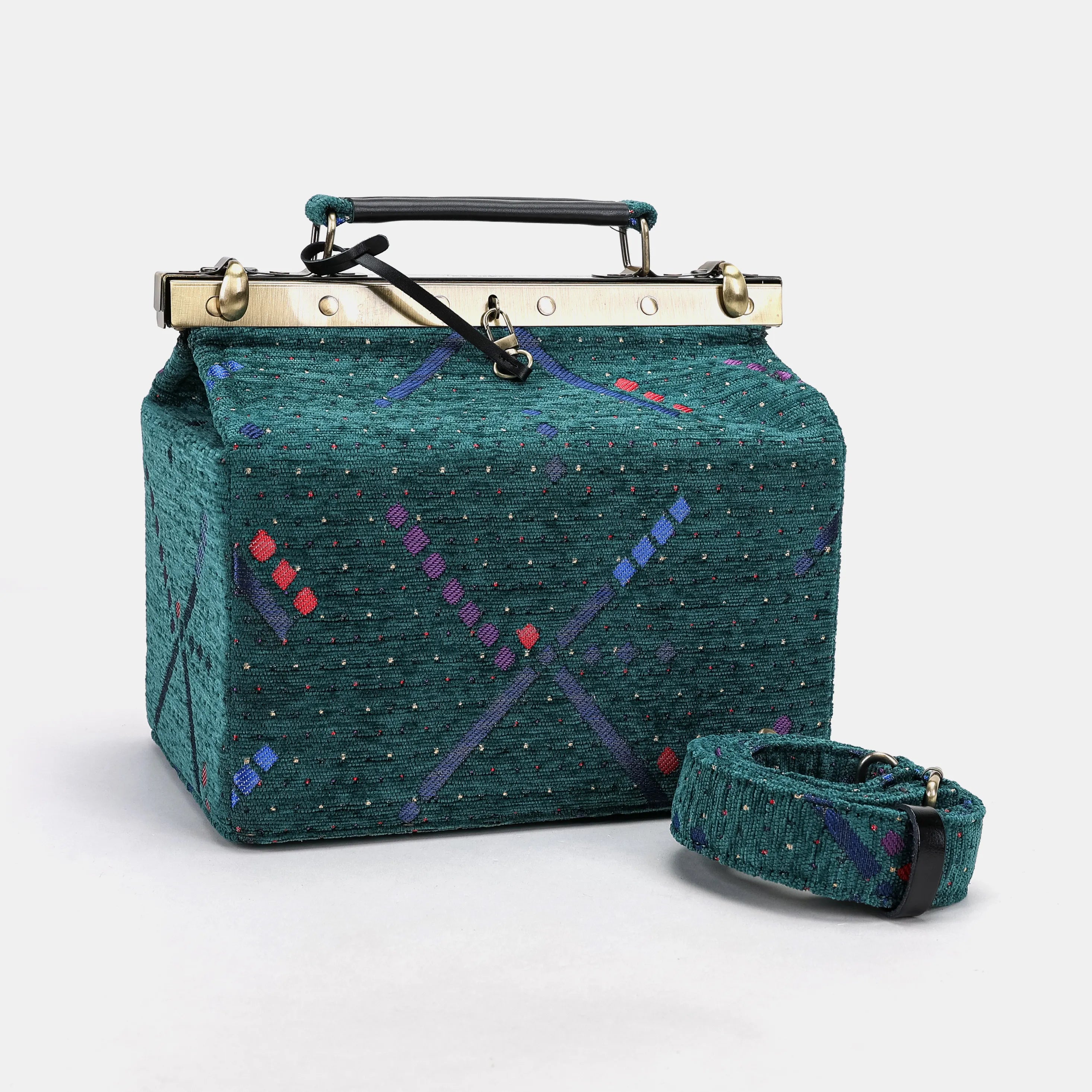 PDX Portland Airport Vivienne Carpet Purse Gladstone Bag of America with shoulder strap