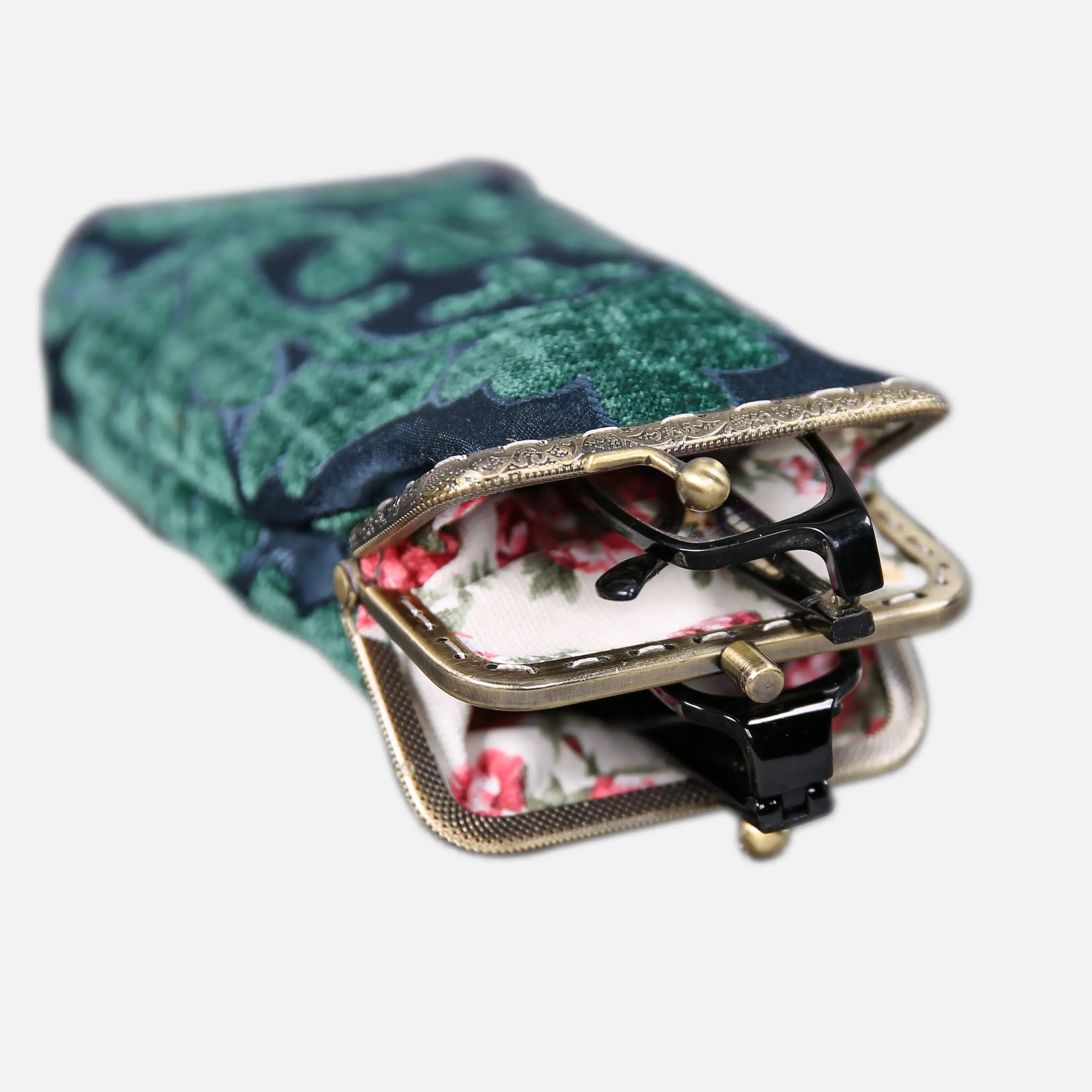 Queen Hunter Green Carpet Eyeglasses Case of America the metal clamp opens-2