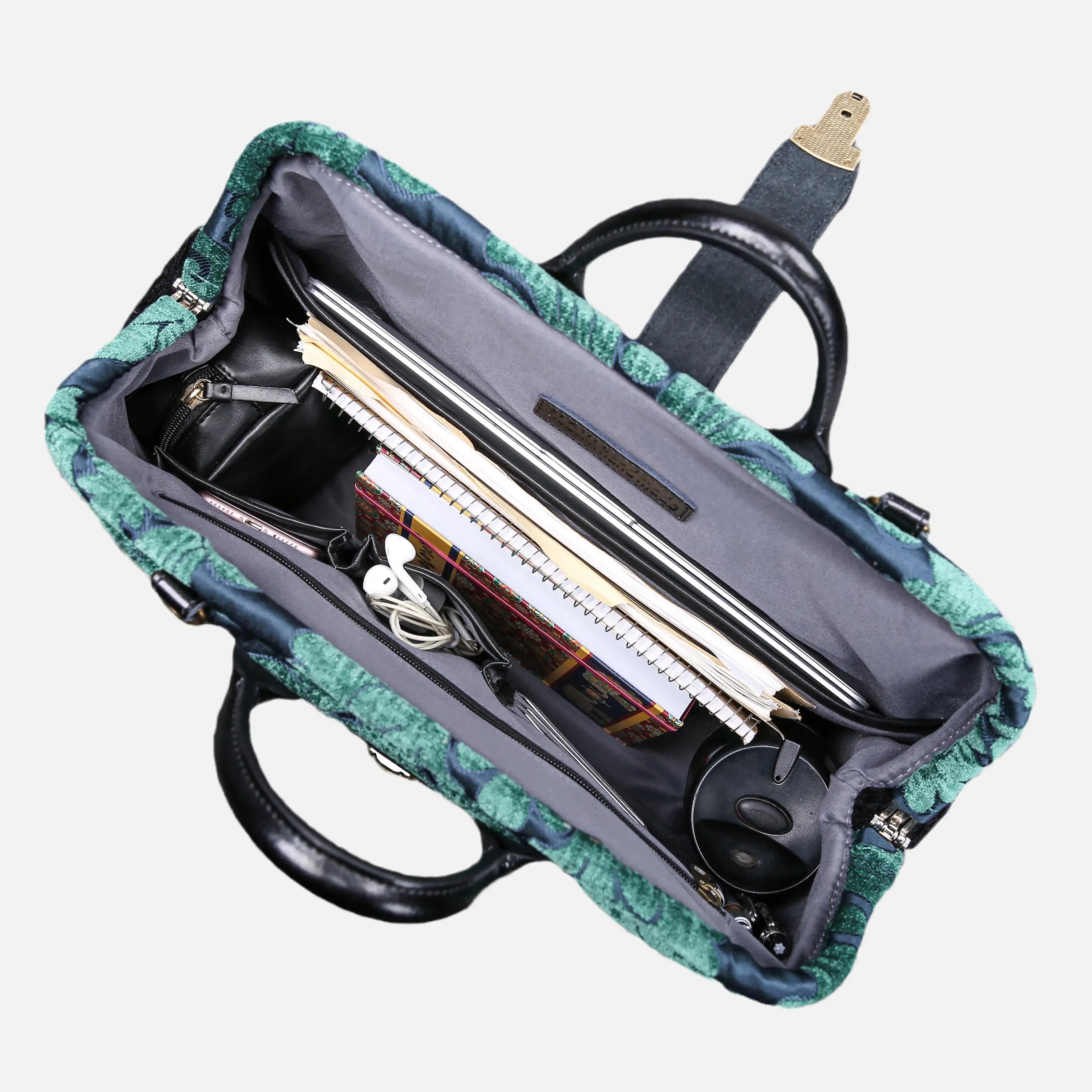 Queen Hunter Green carpet bag of America in use