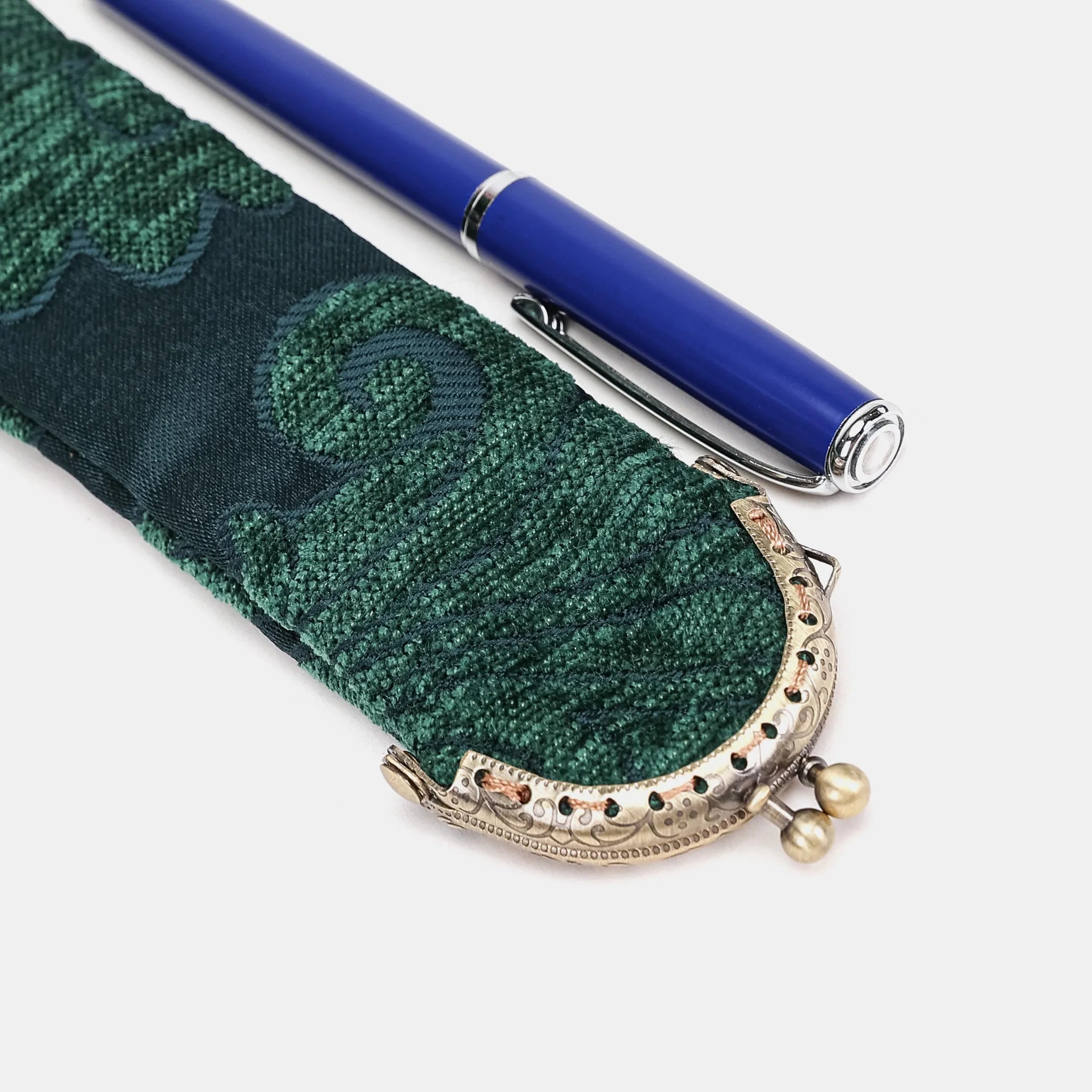 Queen Hunter Green Solo Pen Case Carpetbag of America metal frame