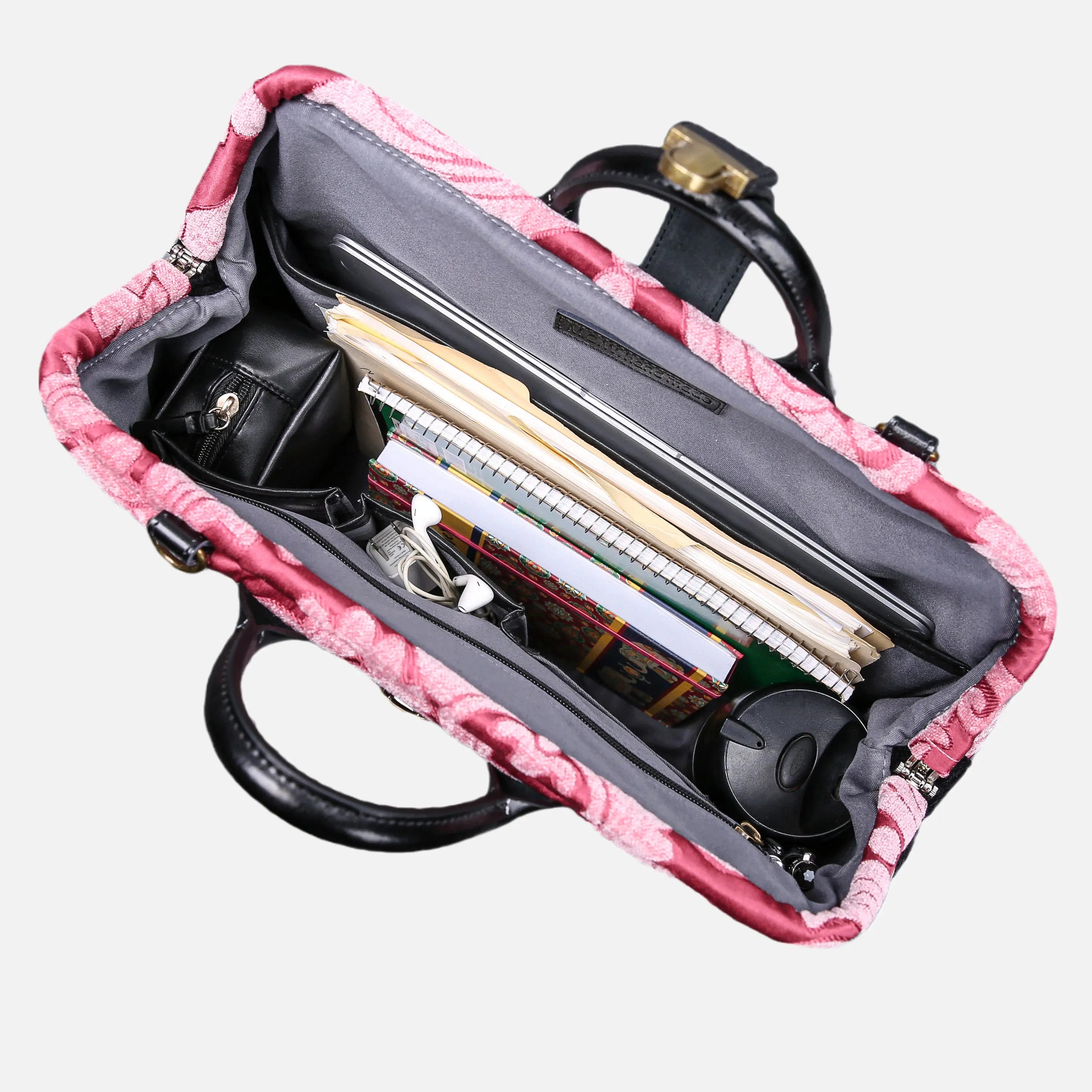 Queen Rose Pink carpet bag of America in use