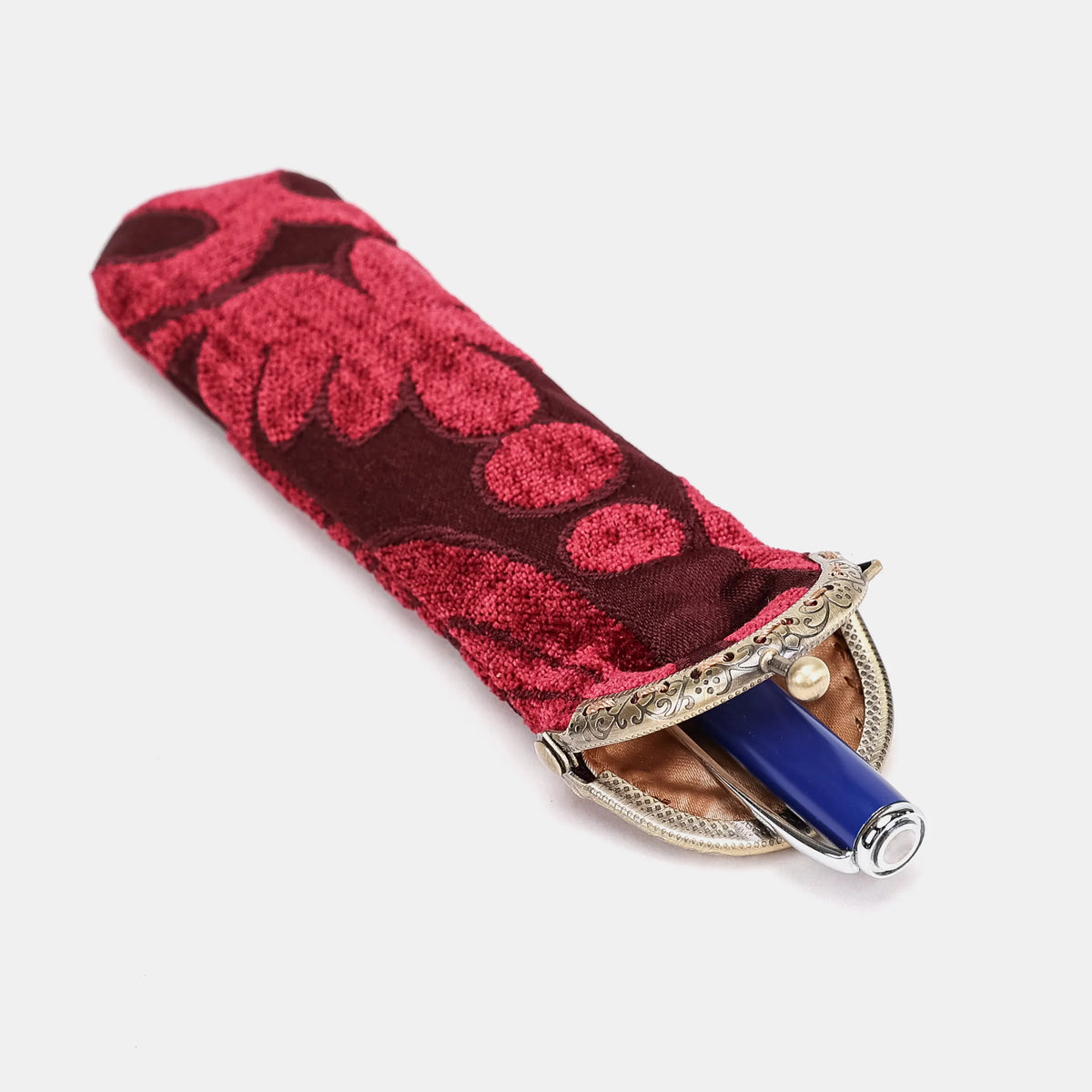 Queen Wine Solo Pen Case Carpetbag of America in use