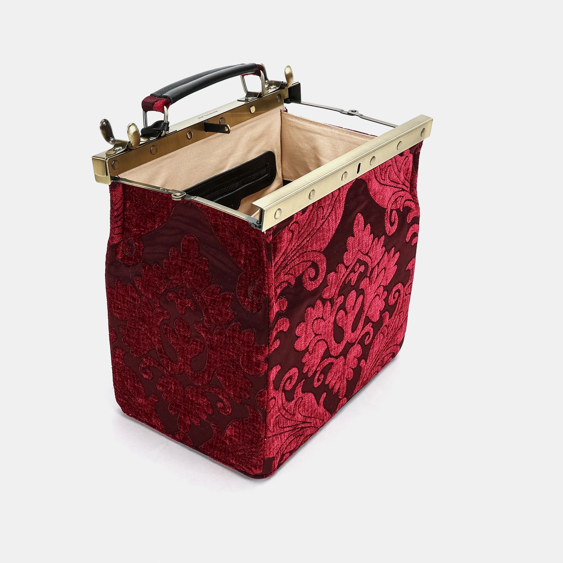 Queen Wine Vivienne Carpet Purse Gladstone Bag of America open and stand