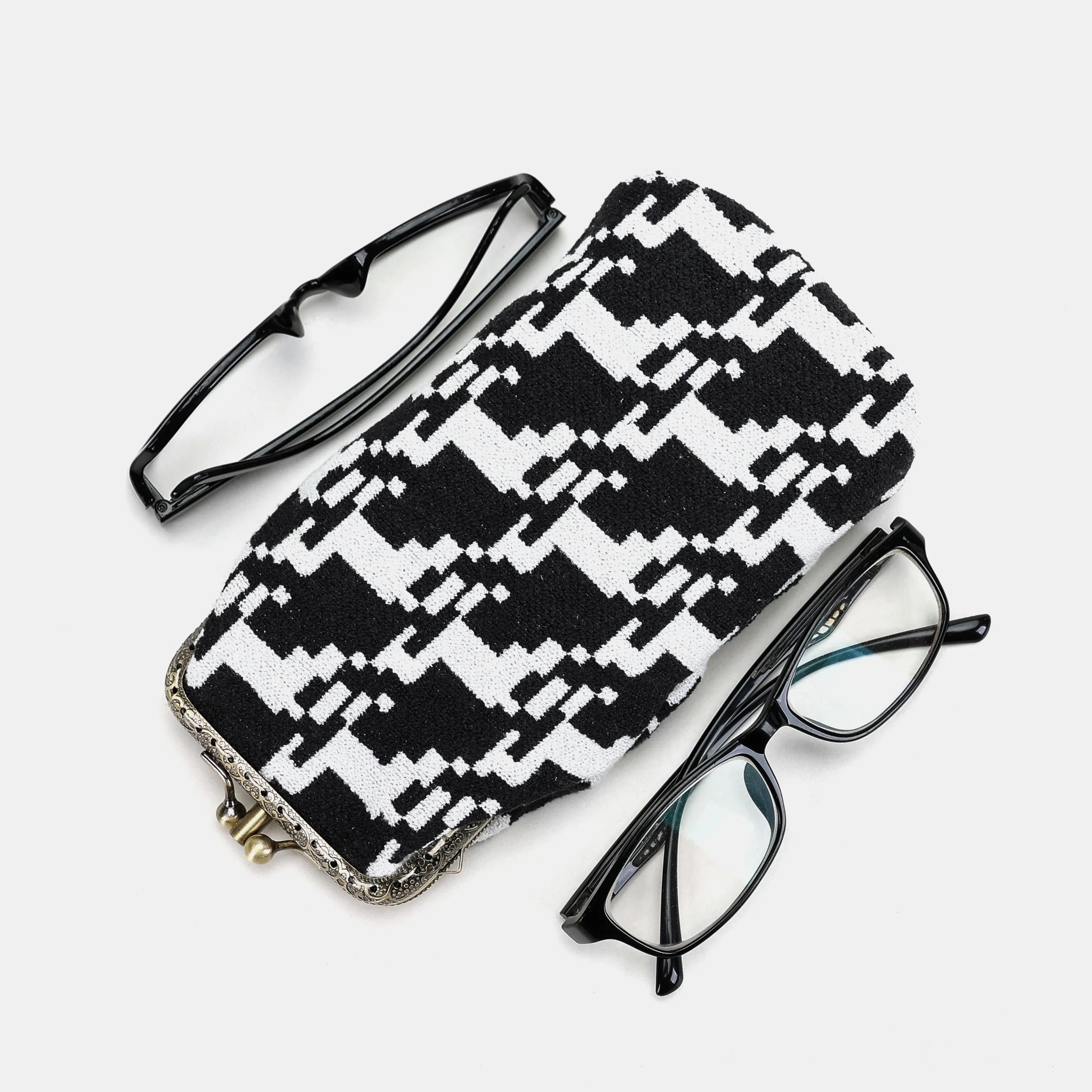 Houndstooth Black Carpet Eyeglasses Case Carpetbag of America in use