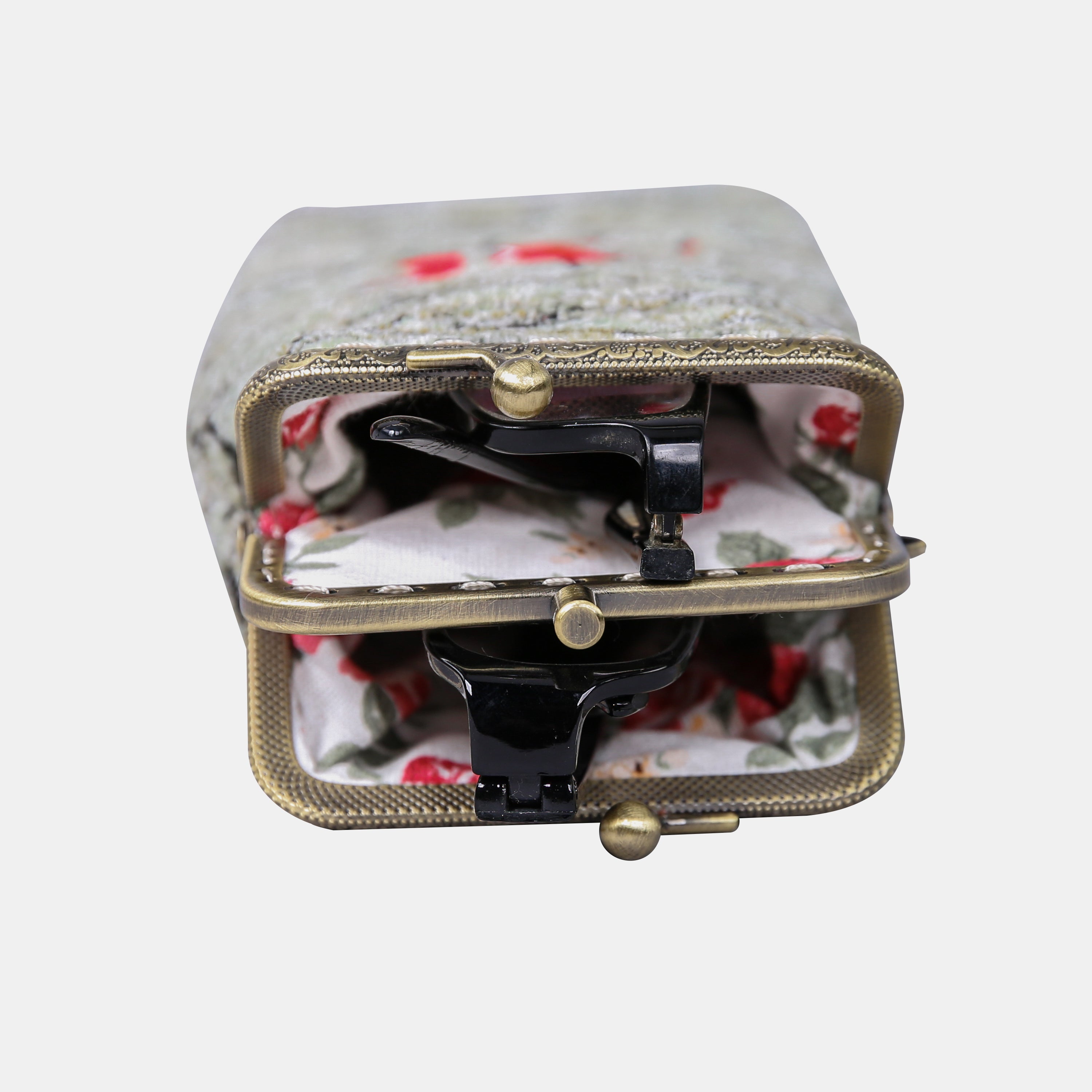 Here Be Dragons Carpet Eyeglasses Case Carpetbag of America openinig