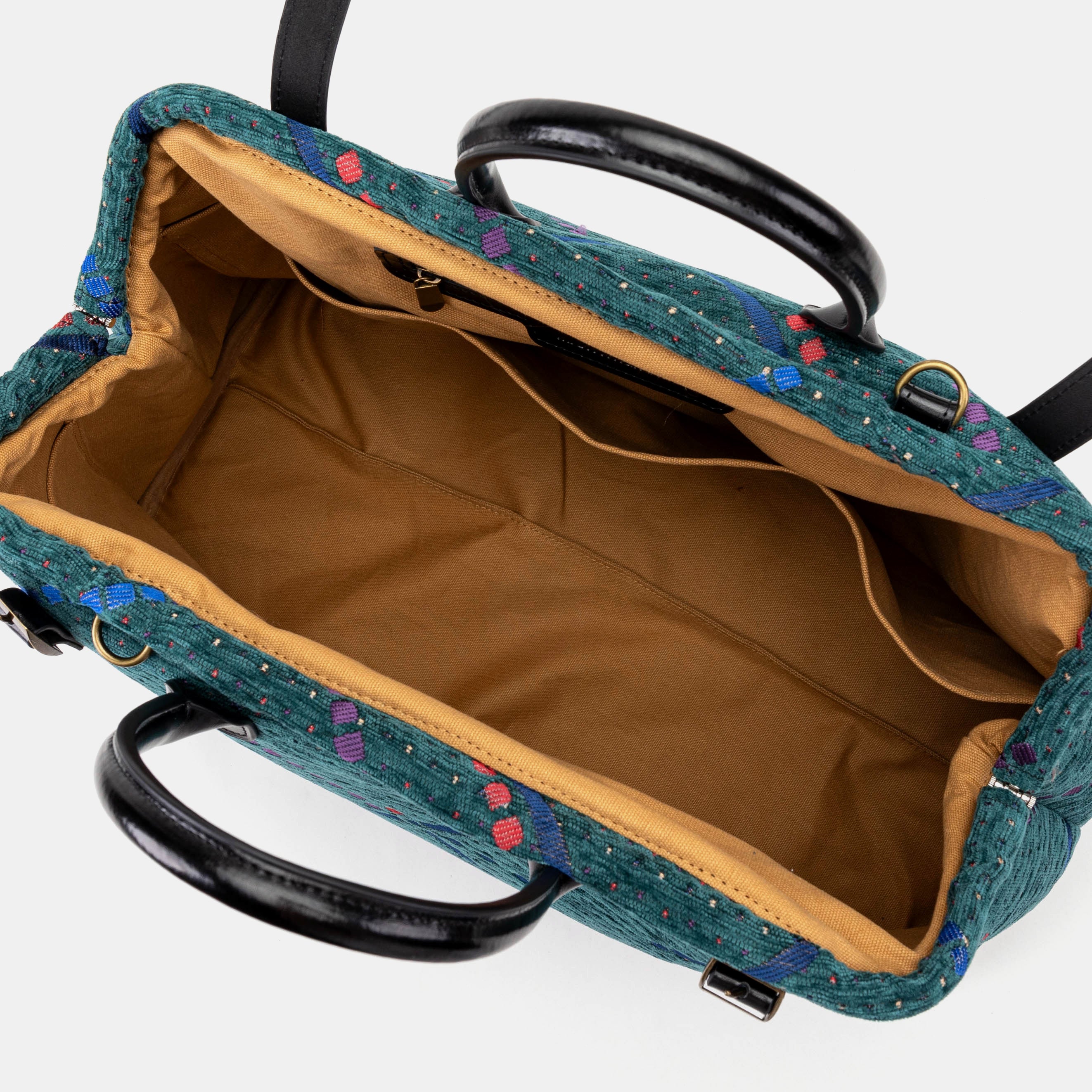 PDX Portland Airport Large Carpetbag Carpetbag of America inside