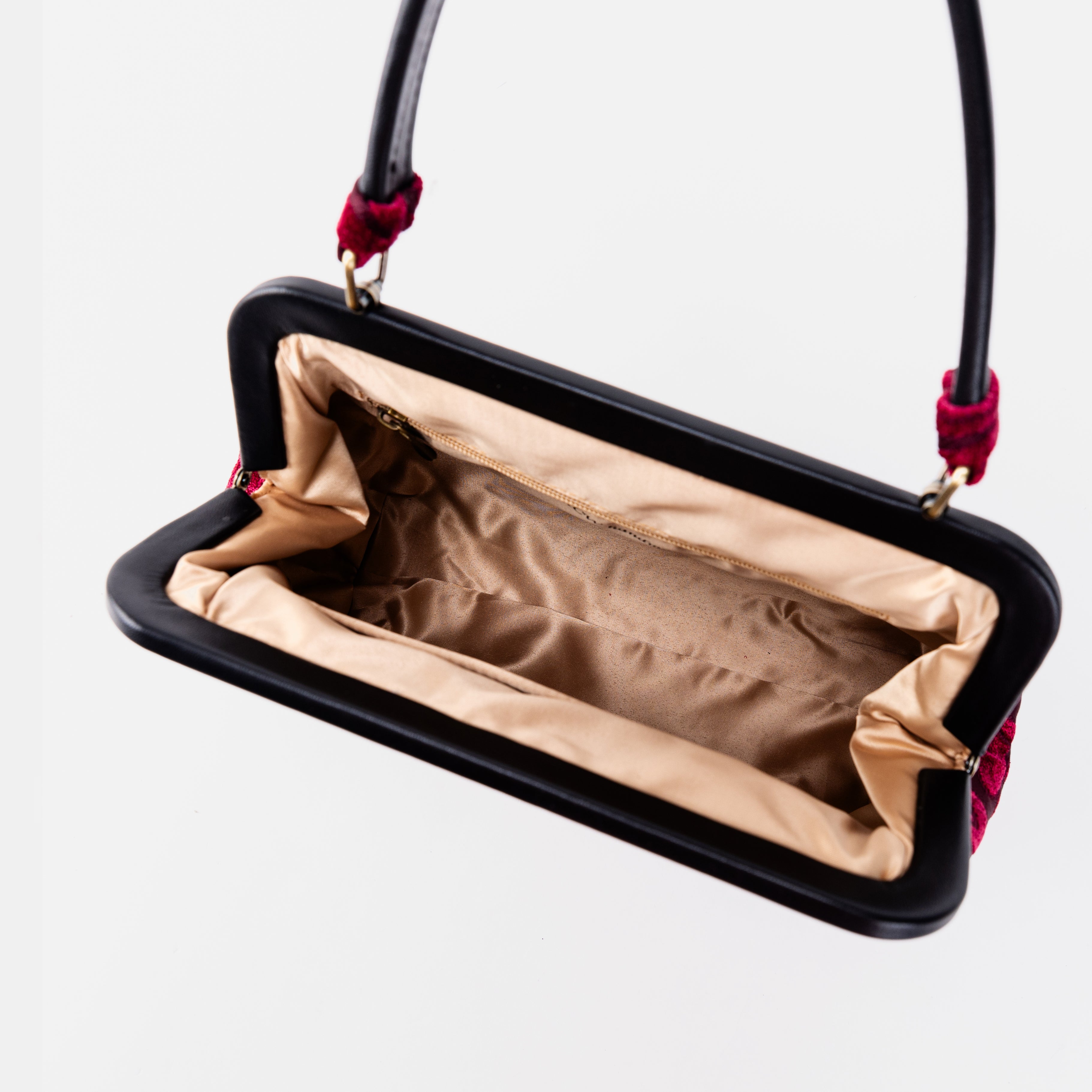 Queen Wine Alma Shoulder Bag Carpet Bag of America inside