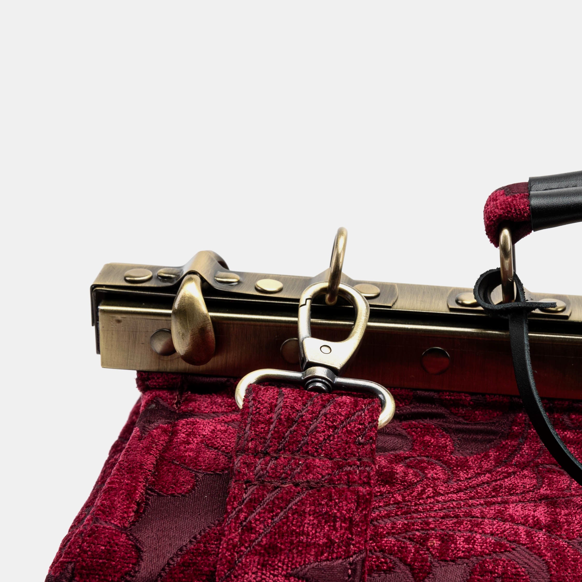 Queen Wine Genevieve Carpet Gladstone Bag clasp