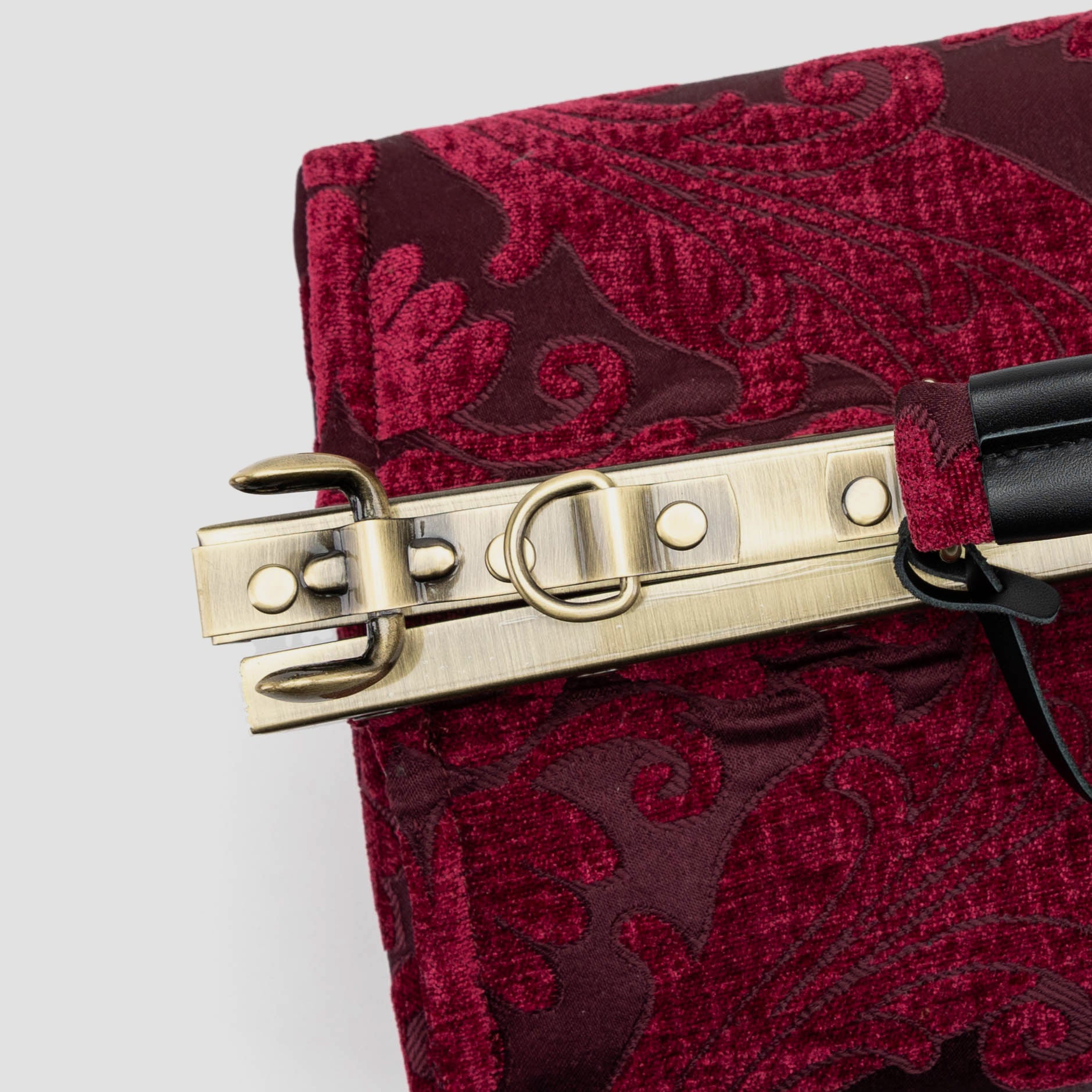 Queen Wine Genevieve Carpet Gladstone Bag frame
