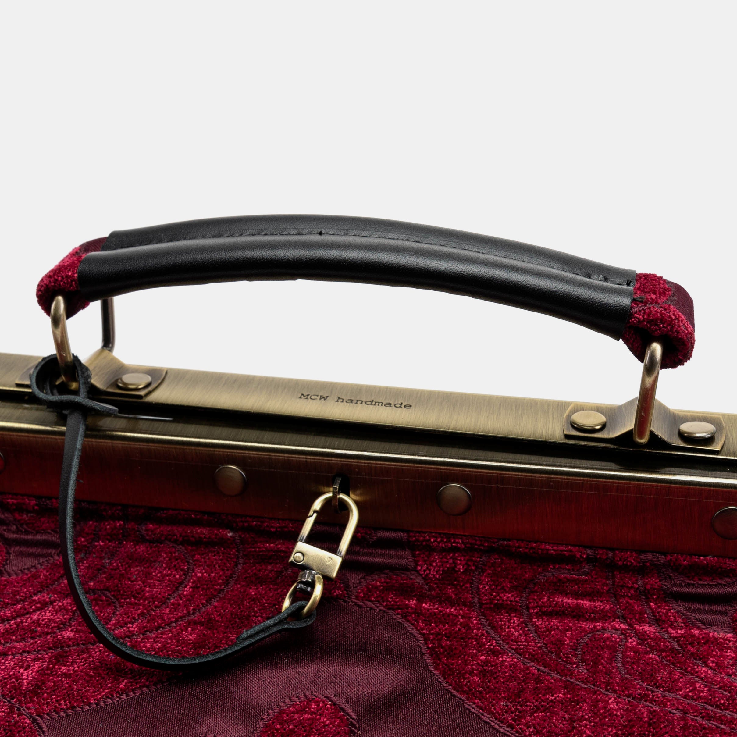 Queen Wine Genevieve Carpet Gladstone Bag logo