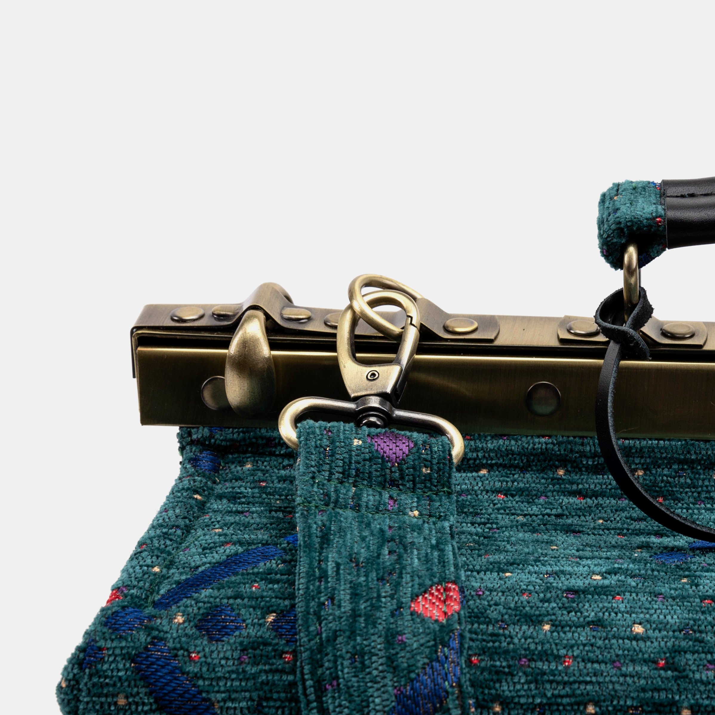 PDX Portland Airport Genevieve Carpet Gladstone Bag clasp