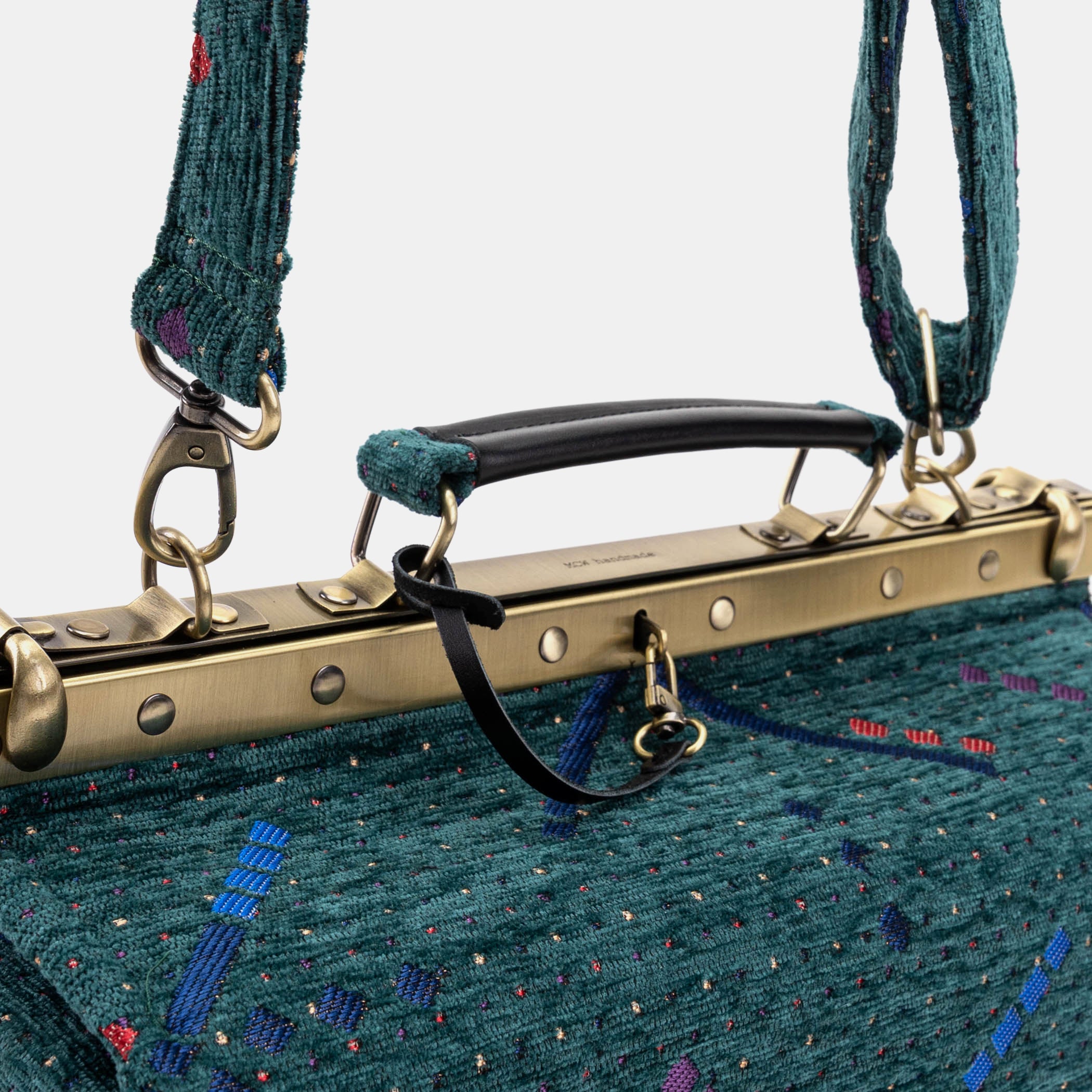 PDX Portland Airport Genevieve Carpet Gladstone Bag handle