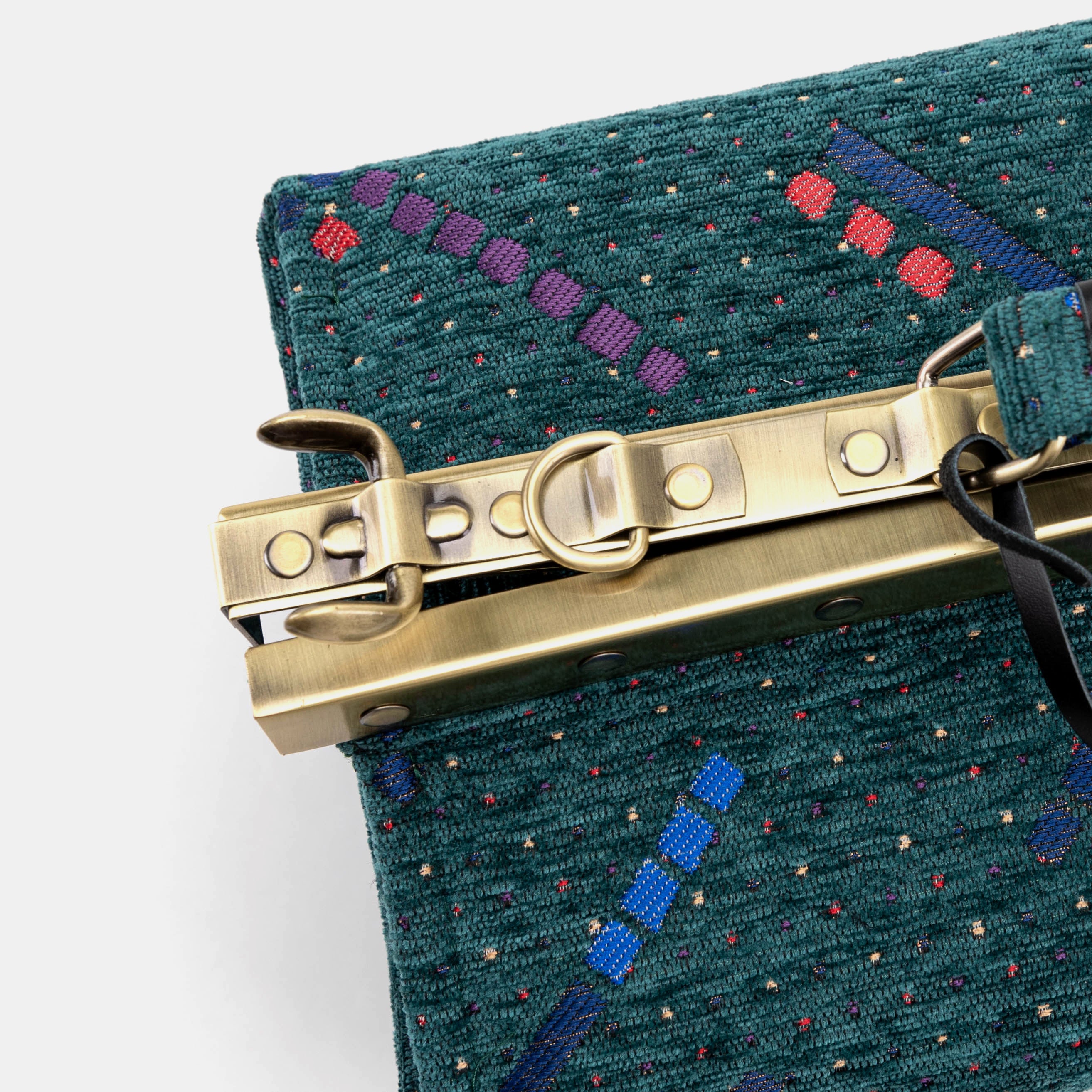 PDX Portland Airport Genevieve Carpet Gladstone Bag frame