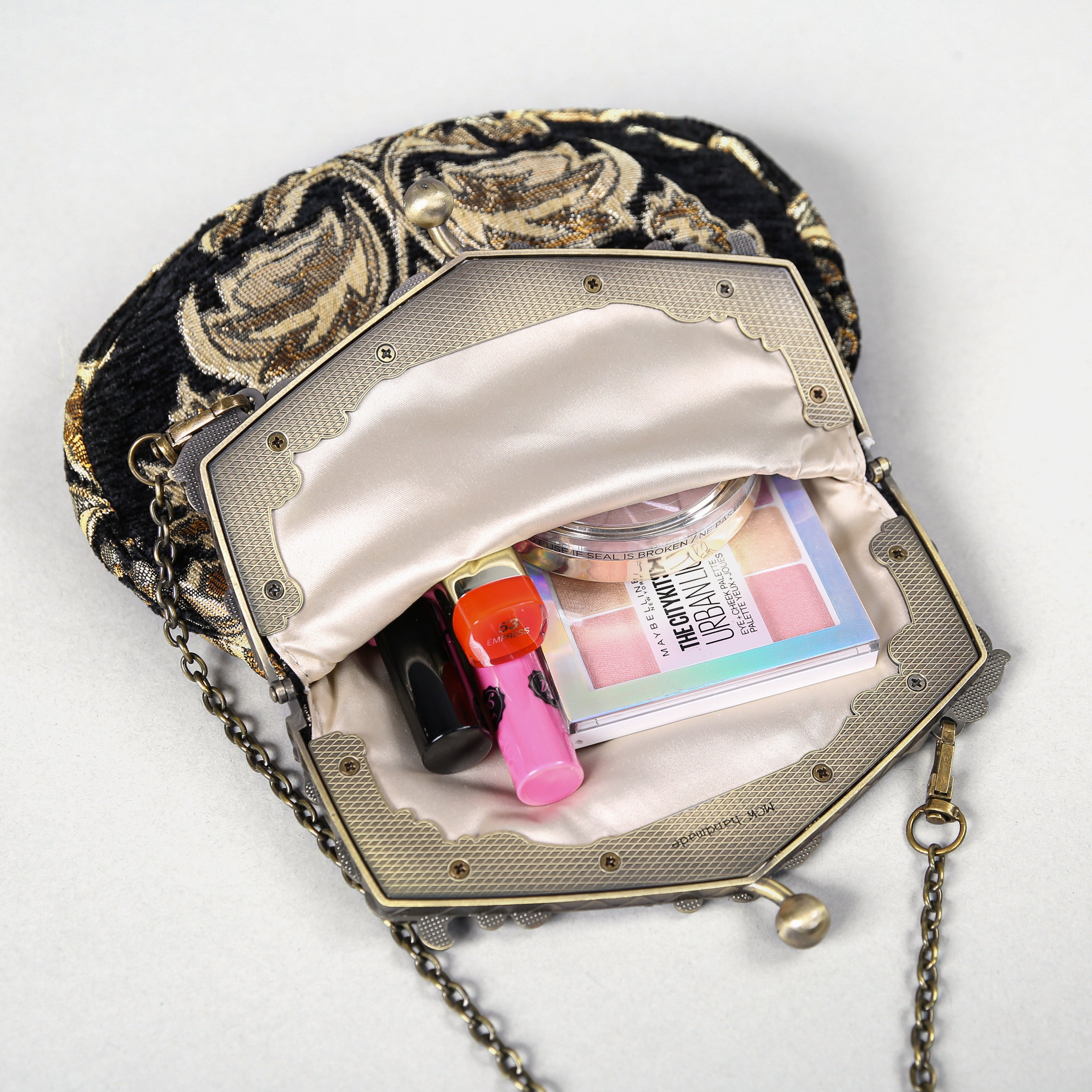 VB Blk-Gold Chatelaine Purse Large carpet bag of America in use