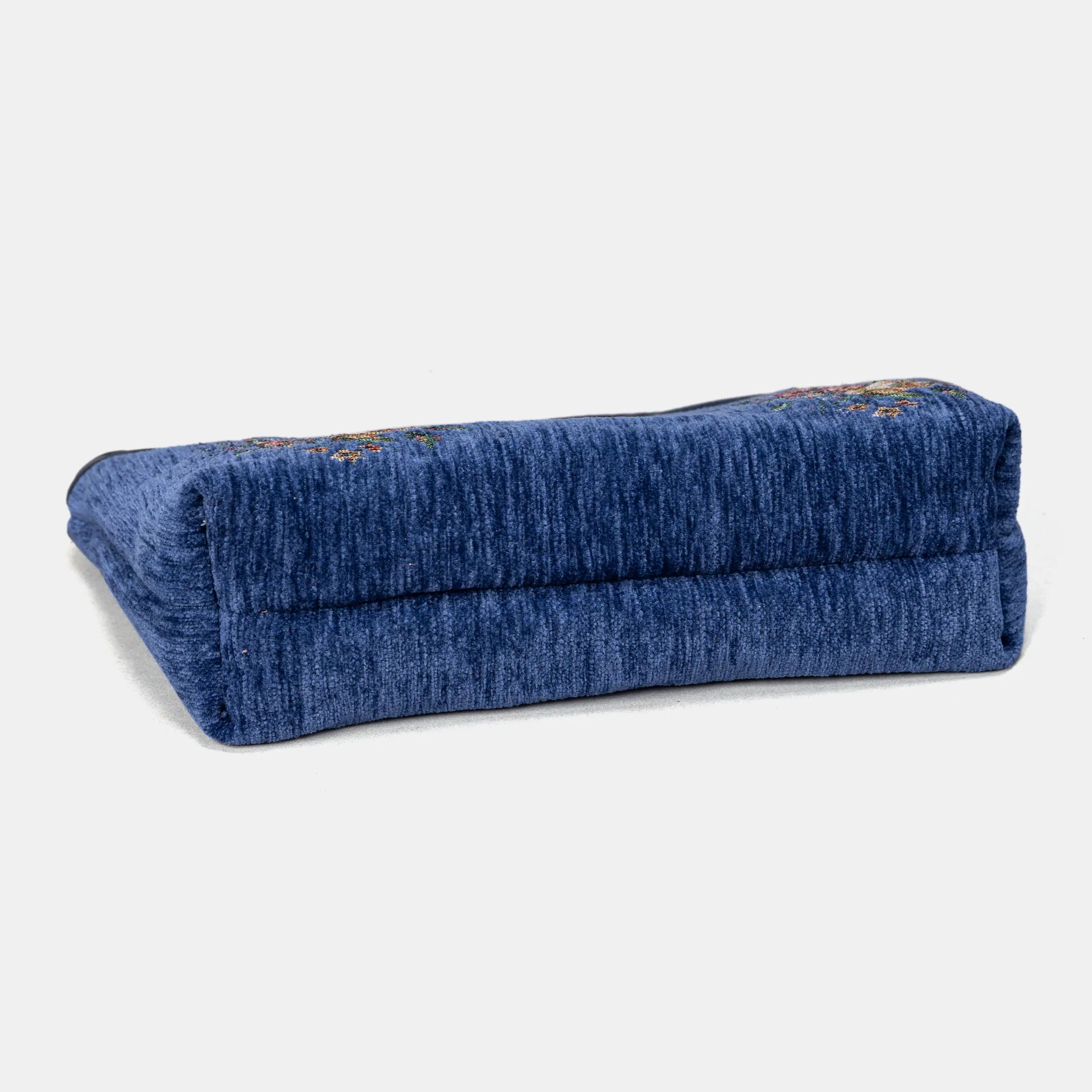 Bouquet Rose Blue Carpet Makeup Bag Carpetbag of America bottom