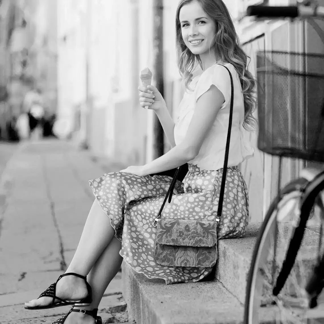 Burnout Velvet Camel Flap Crossbody Bag carpet bag of America model