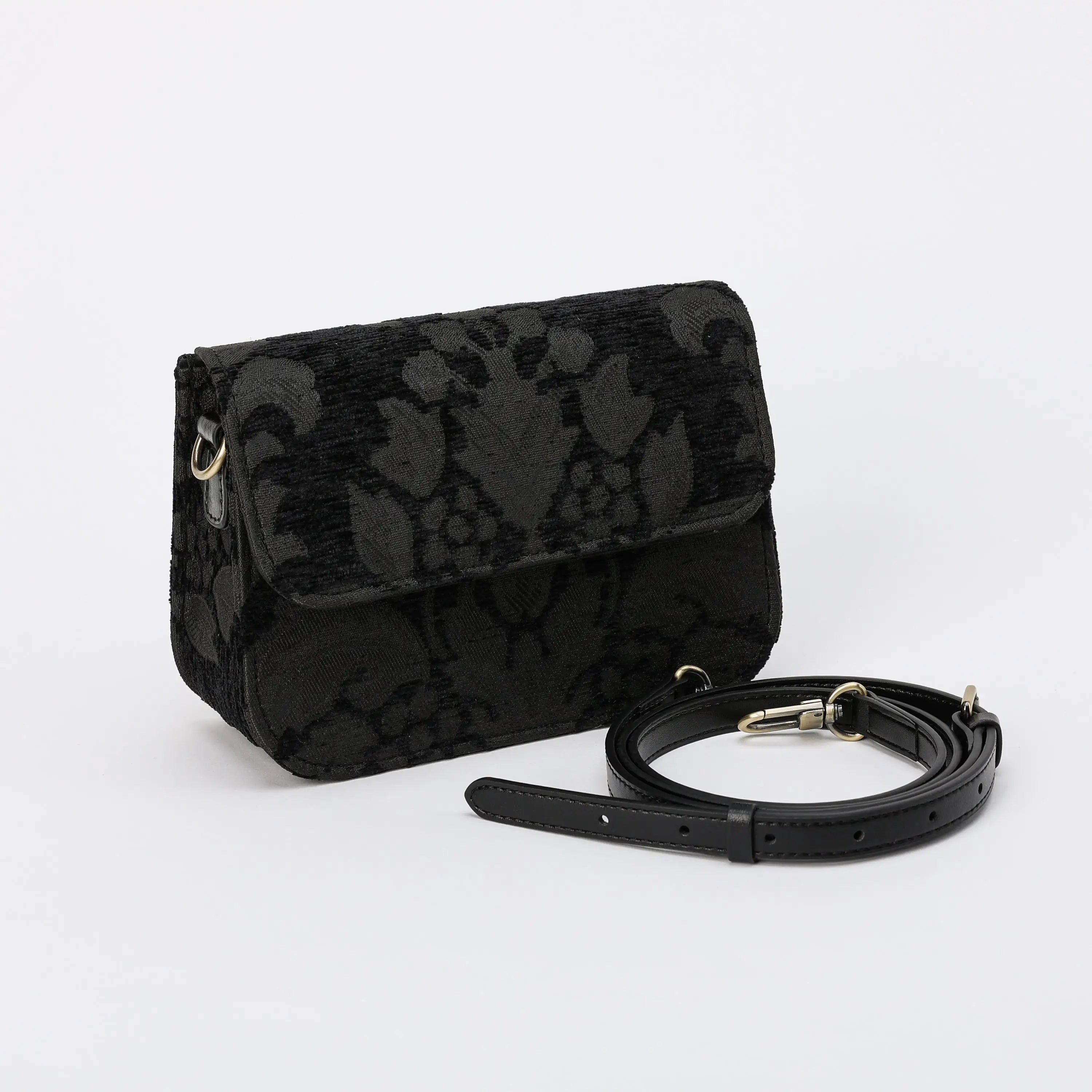 Victorian Blossom blk Flap Crossbody Bag carpet bag of America front side