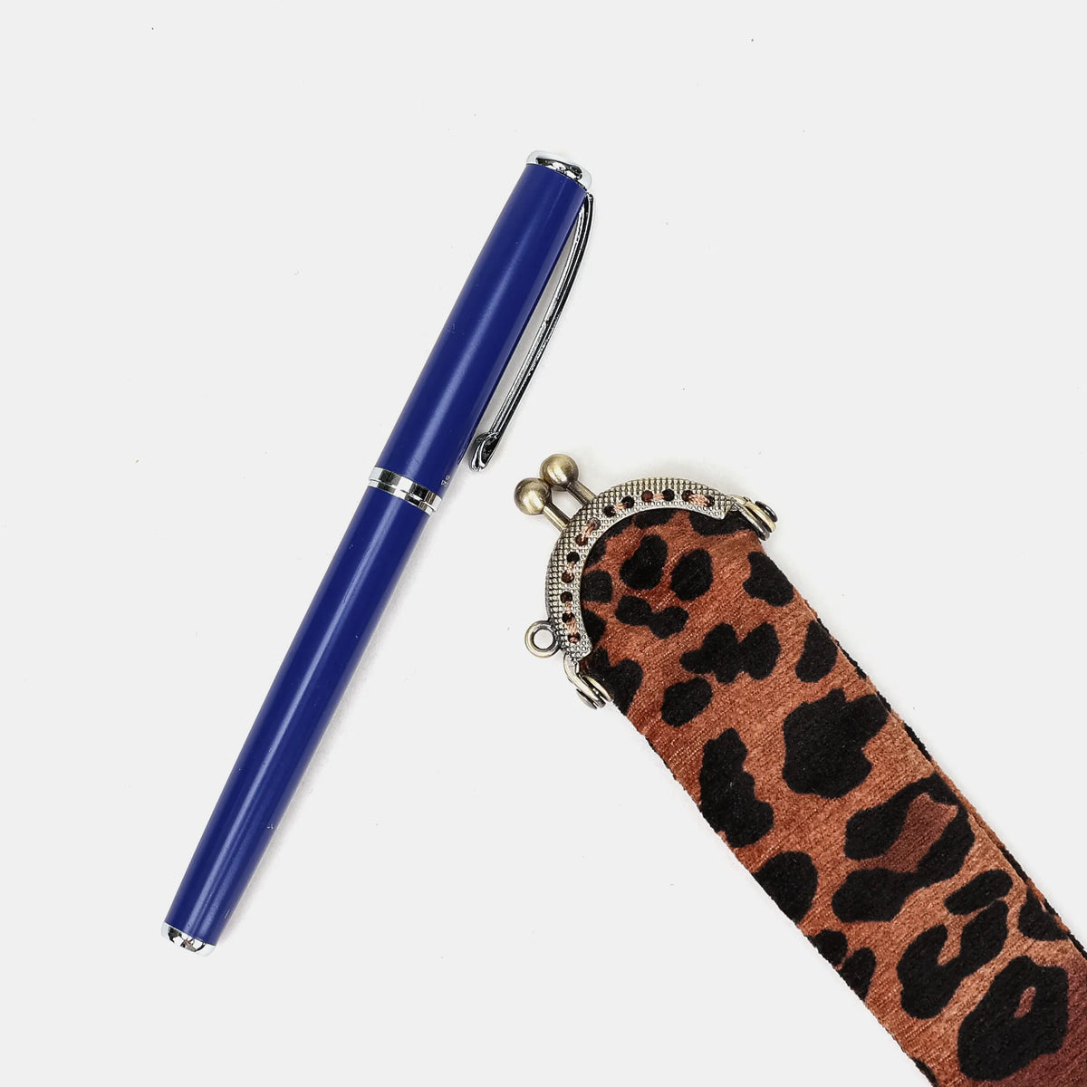 Leopard Classic Solo Pen Case of Carpetbag America with pen