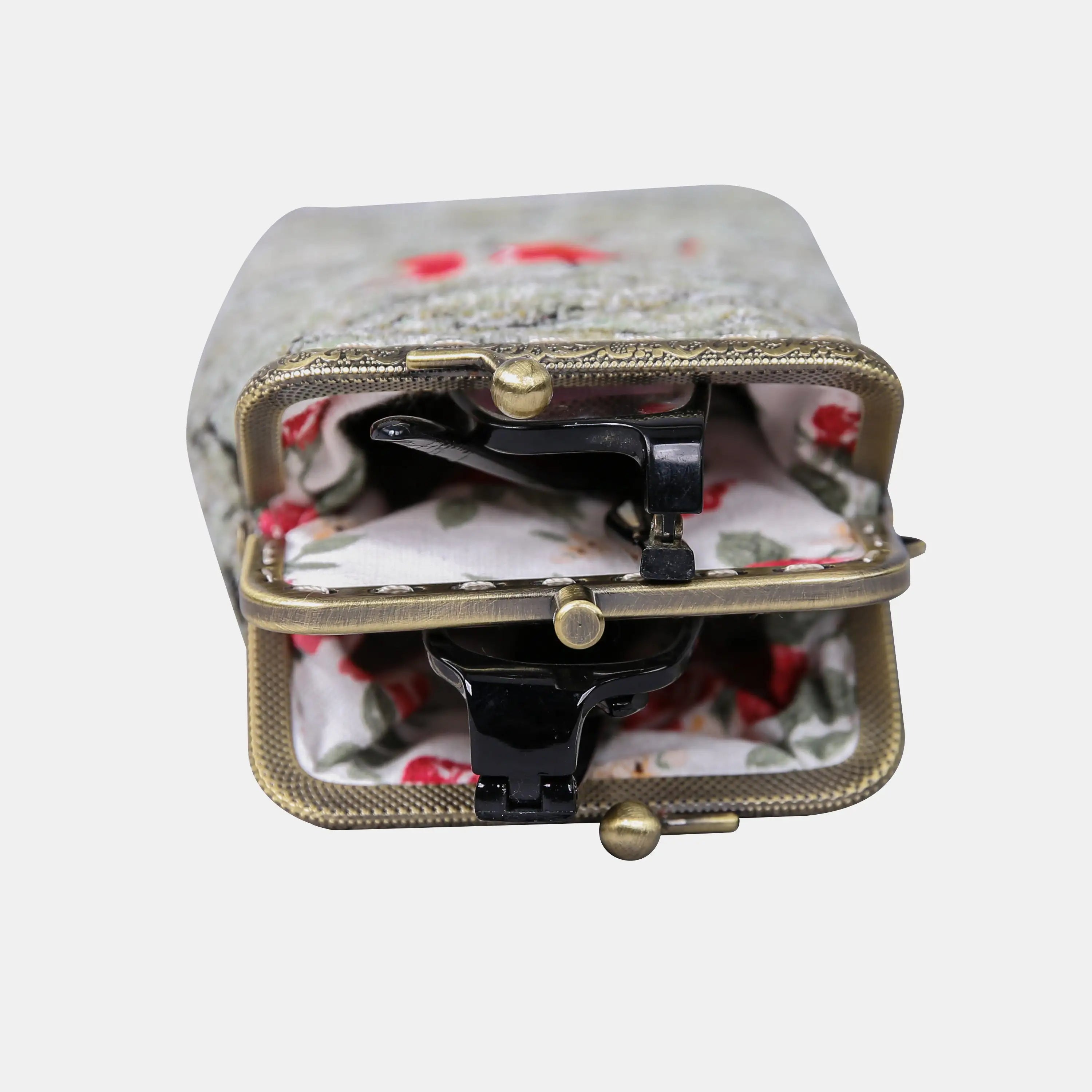 Here Be Dragons Carpet Eyeglasses Case Carpetbag of America openinig