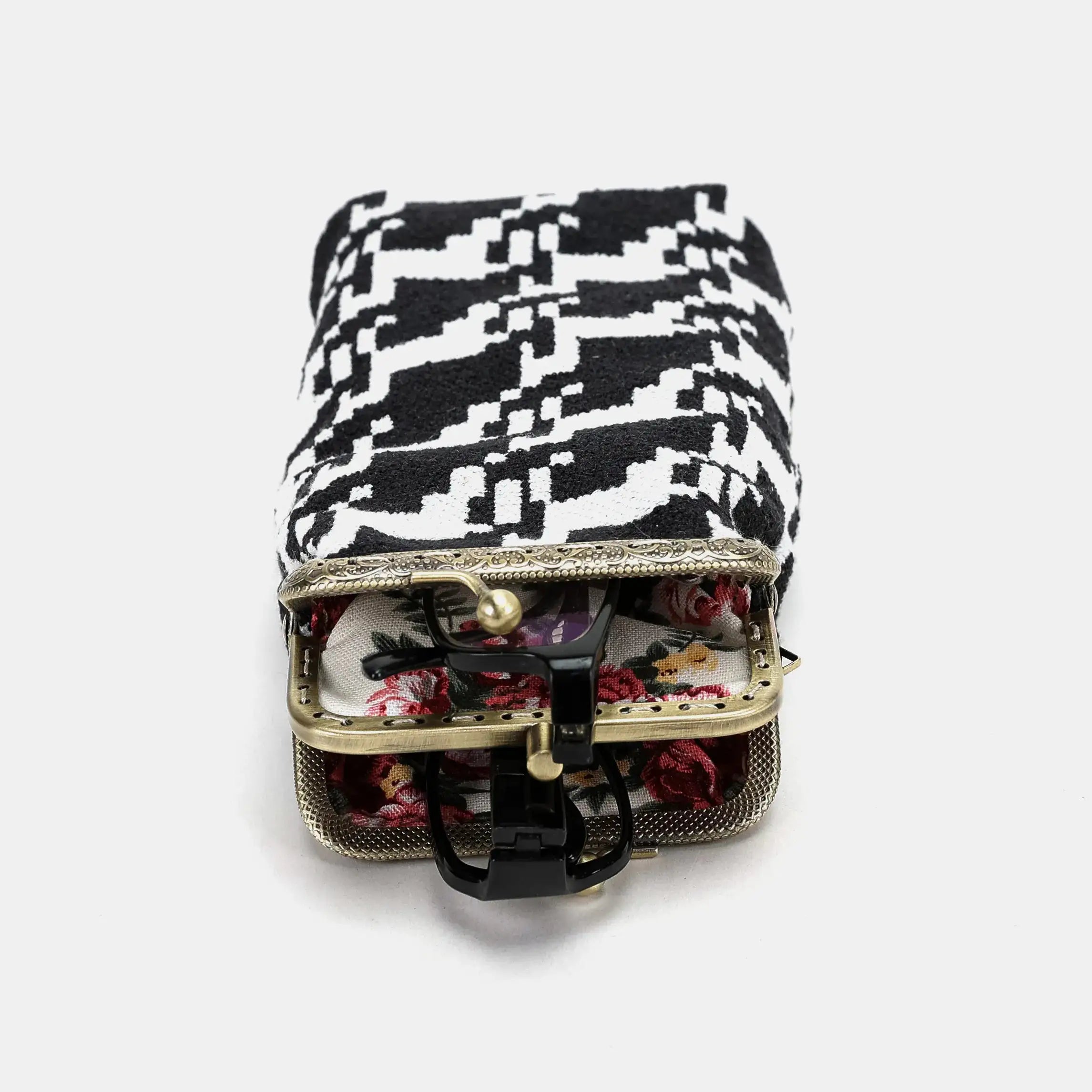 Houndstooth Black Carpet Eyeglasses Case Carpetbag of America opening forward-5