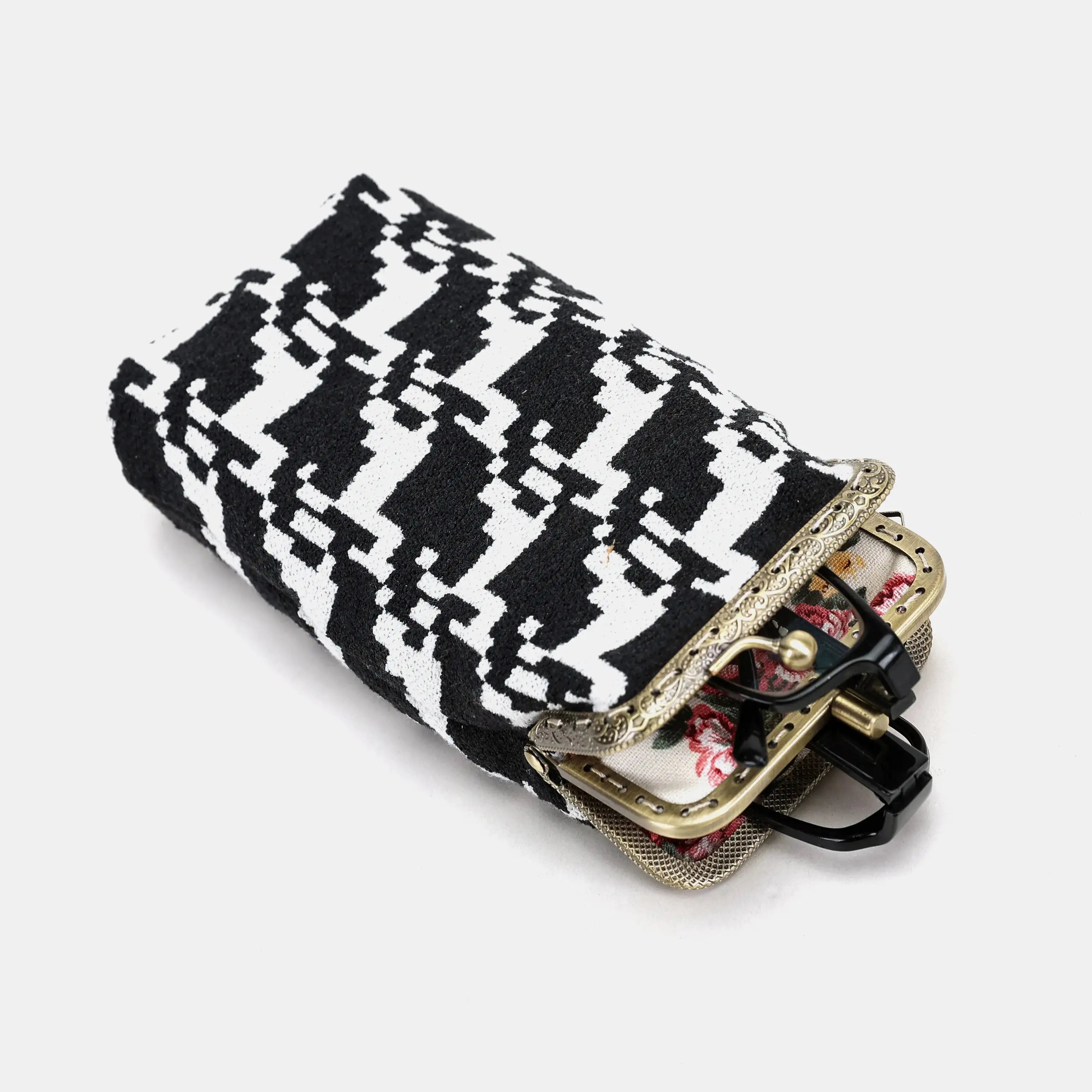 Houndstooth Black Carpet Eyeglasses Case Carpetbag of America above-4