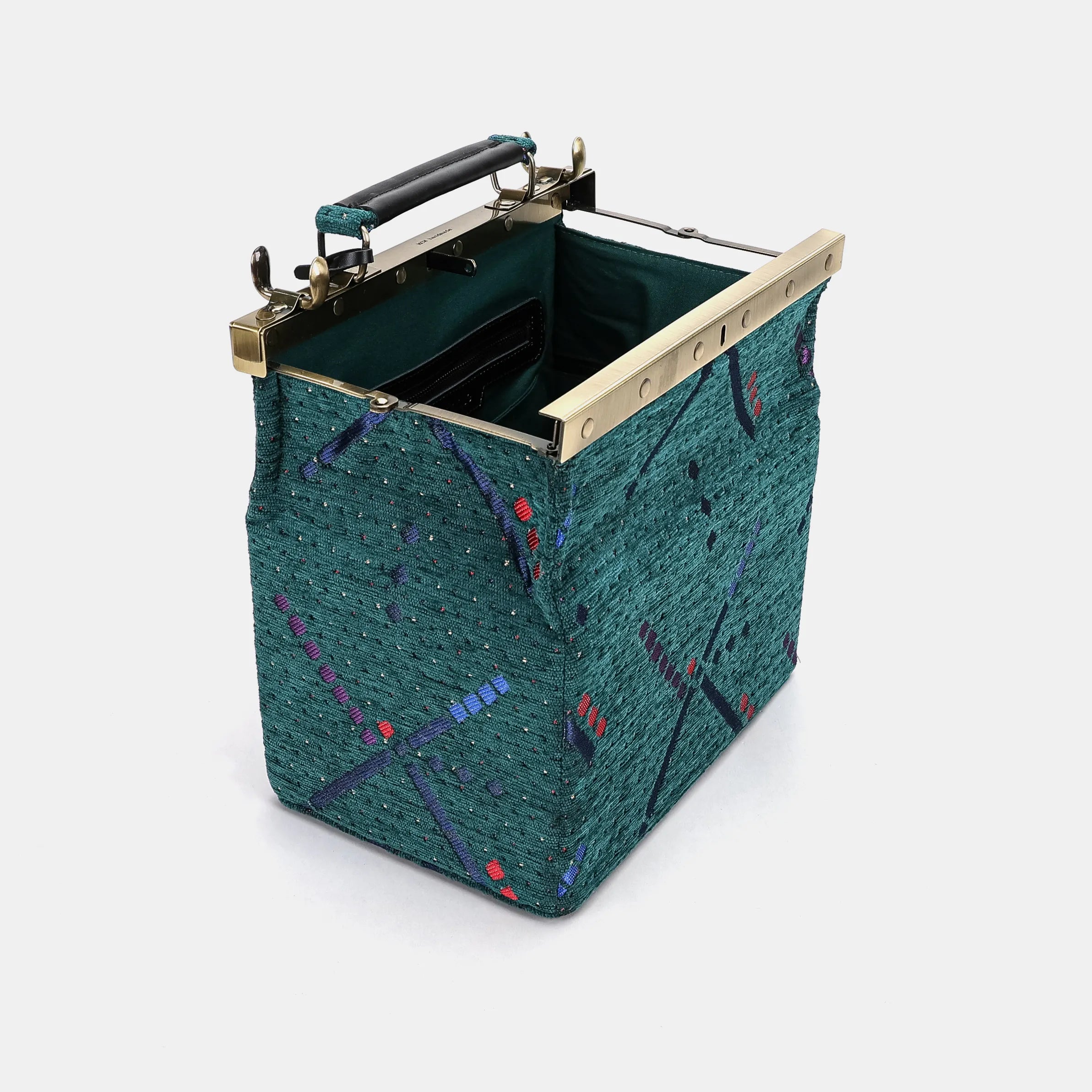 PDX Portland Airport Vivienne Carpet Purse Gladstone Bag of America open and stand