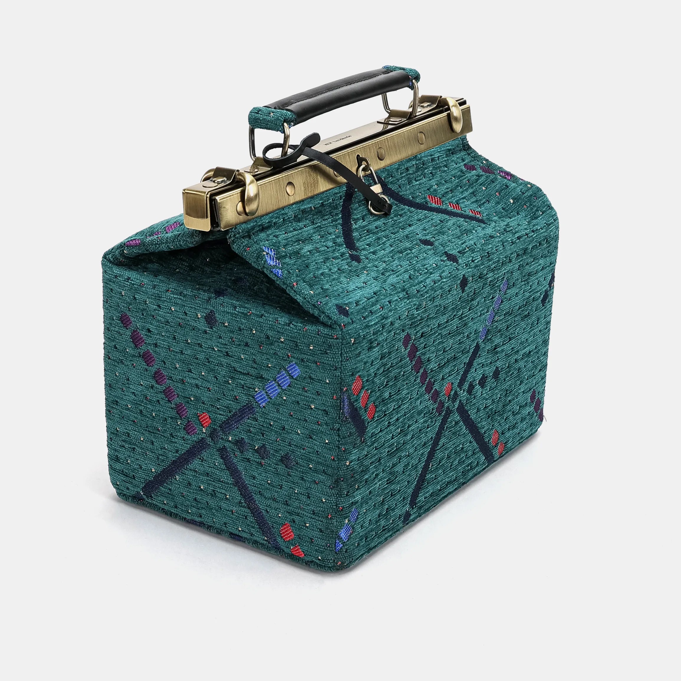 PDX Portland Airport Vivienne Carpet Purse Gladstone Bag of America side