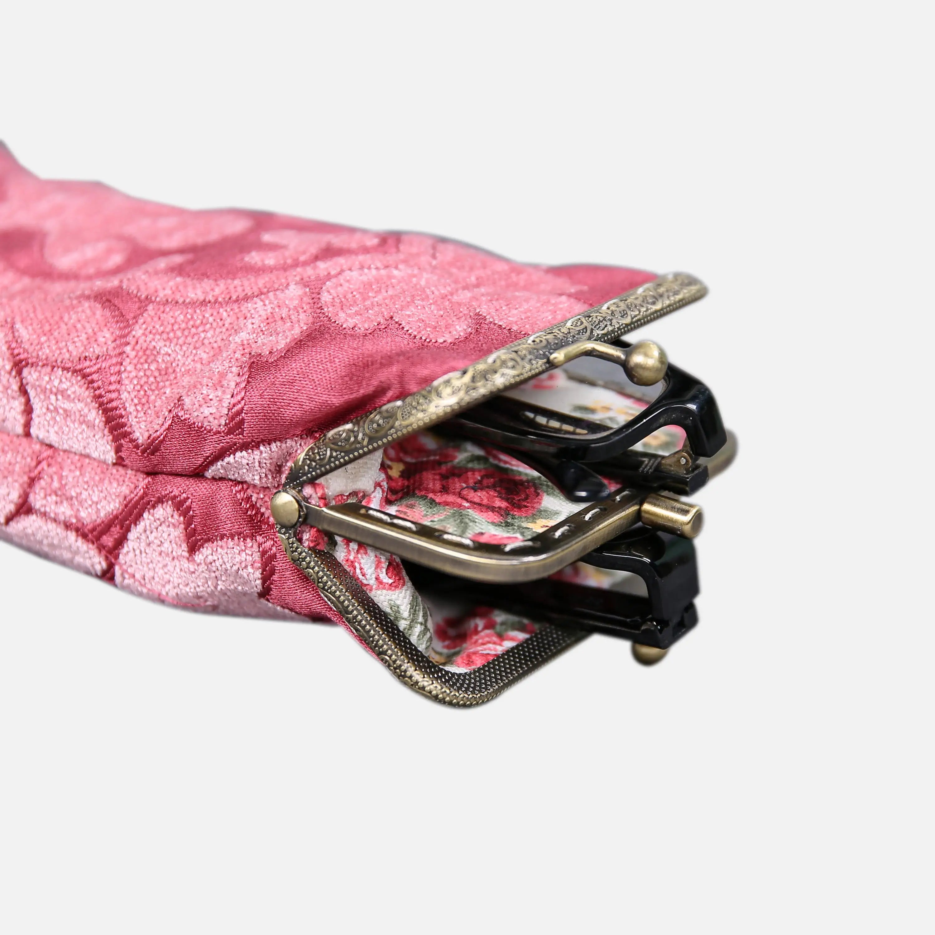 Queen Rose Pink Carpet Eyeglasses Case  of America the metal clamp opens-3