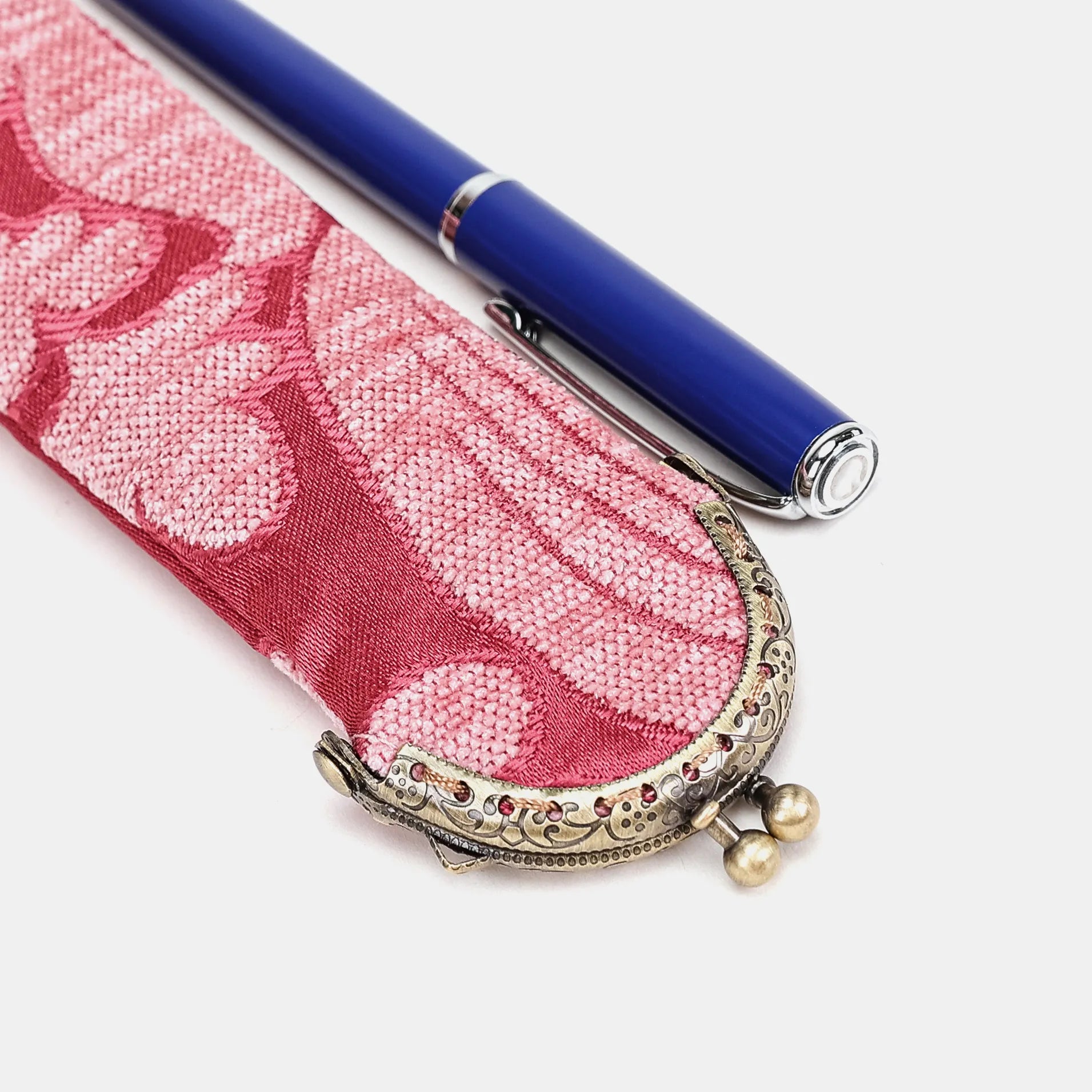 Queen Rose Pink Solo Pen Case Carpetbag of America metal frame