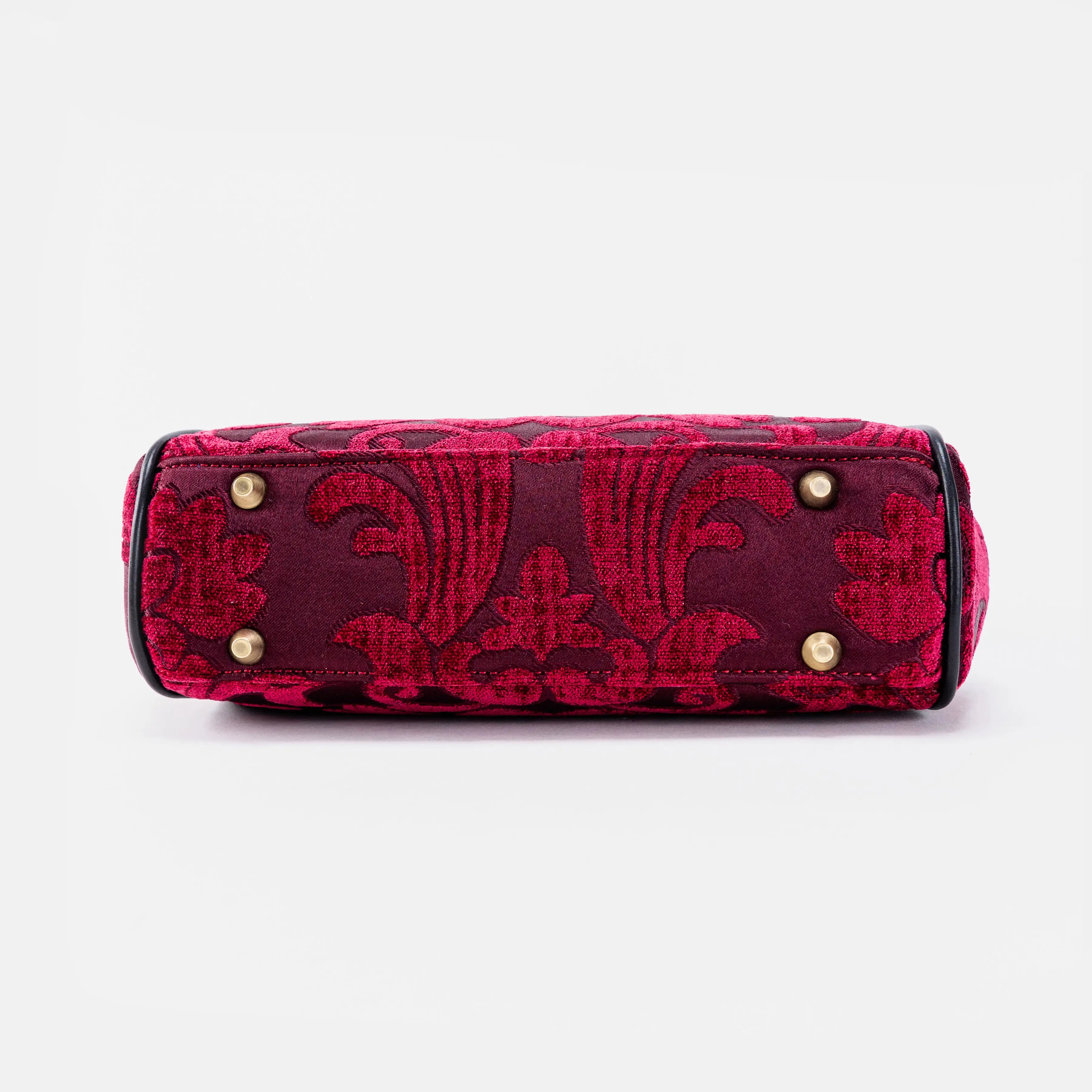 Queen Wine Alma Shoulder Bag Carpet Bag of America bottom