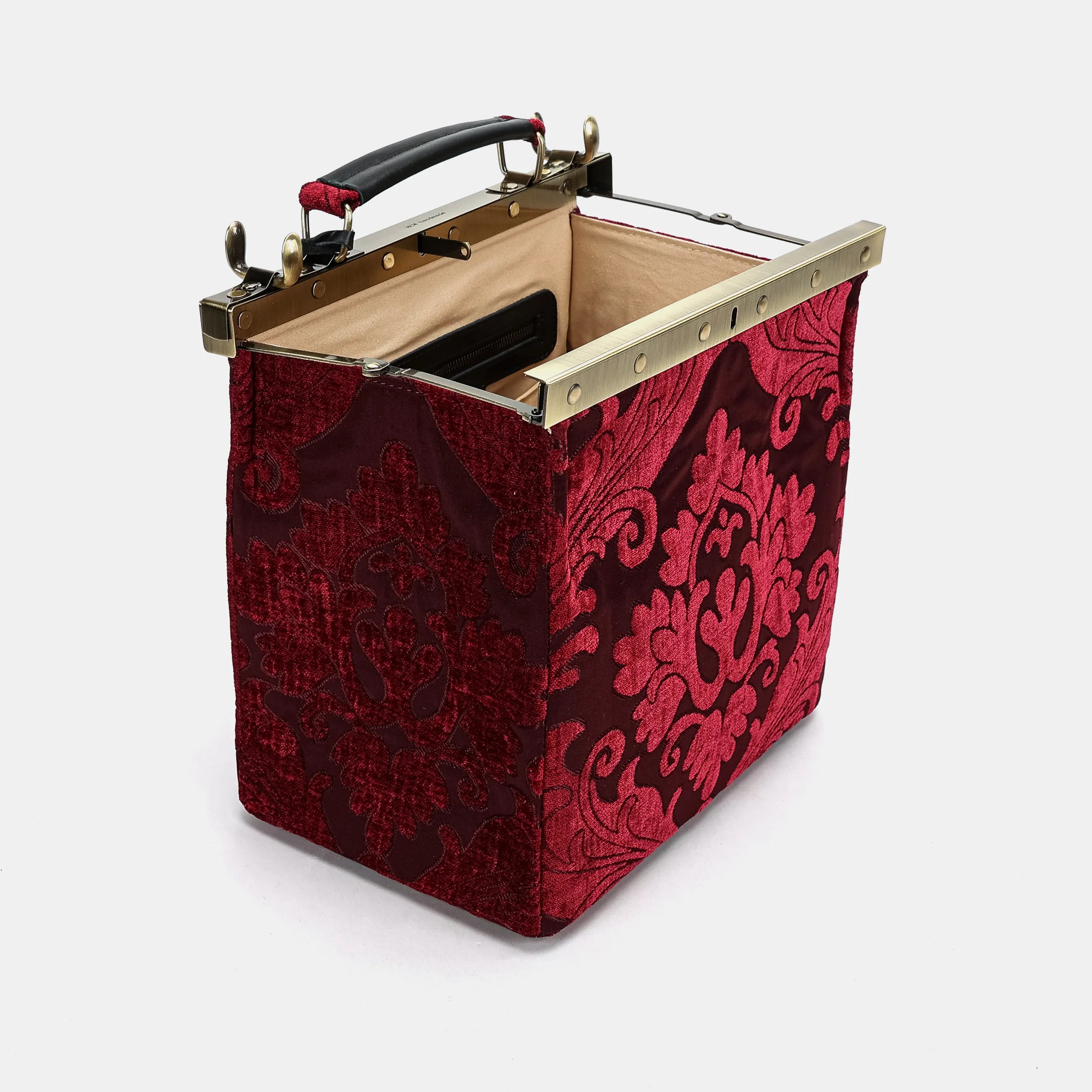 Queen Wine Cecile Carpet Purse Gladstone Bag of America open and stand