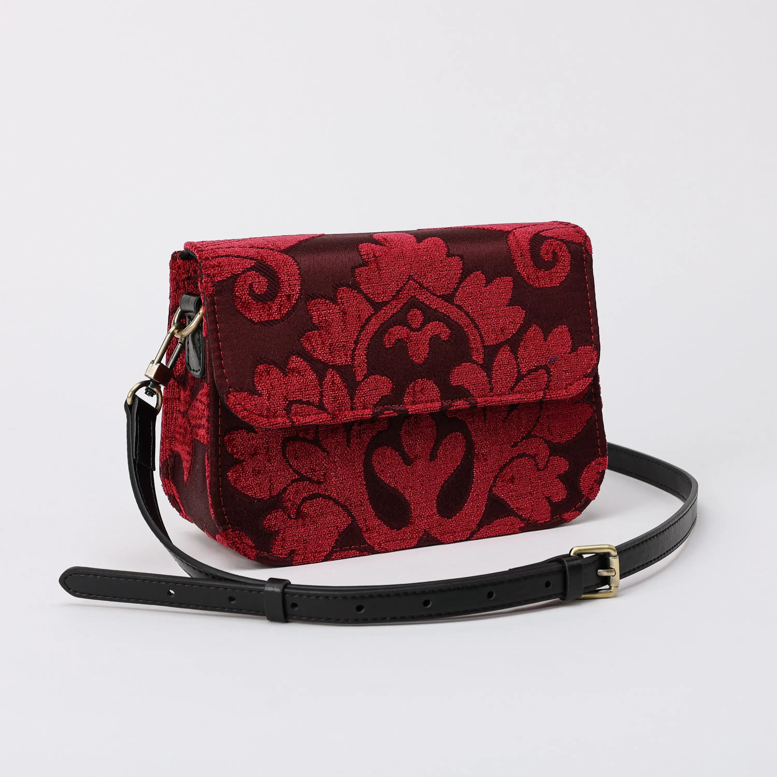 Queen Wine Flap Crossbody Bag carpet bag of America front