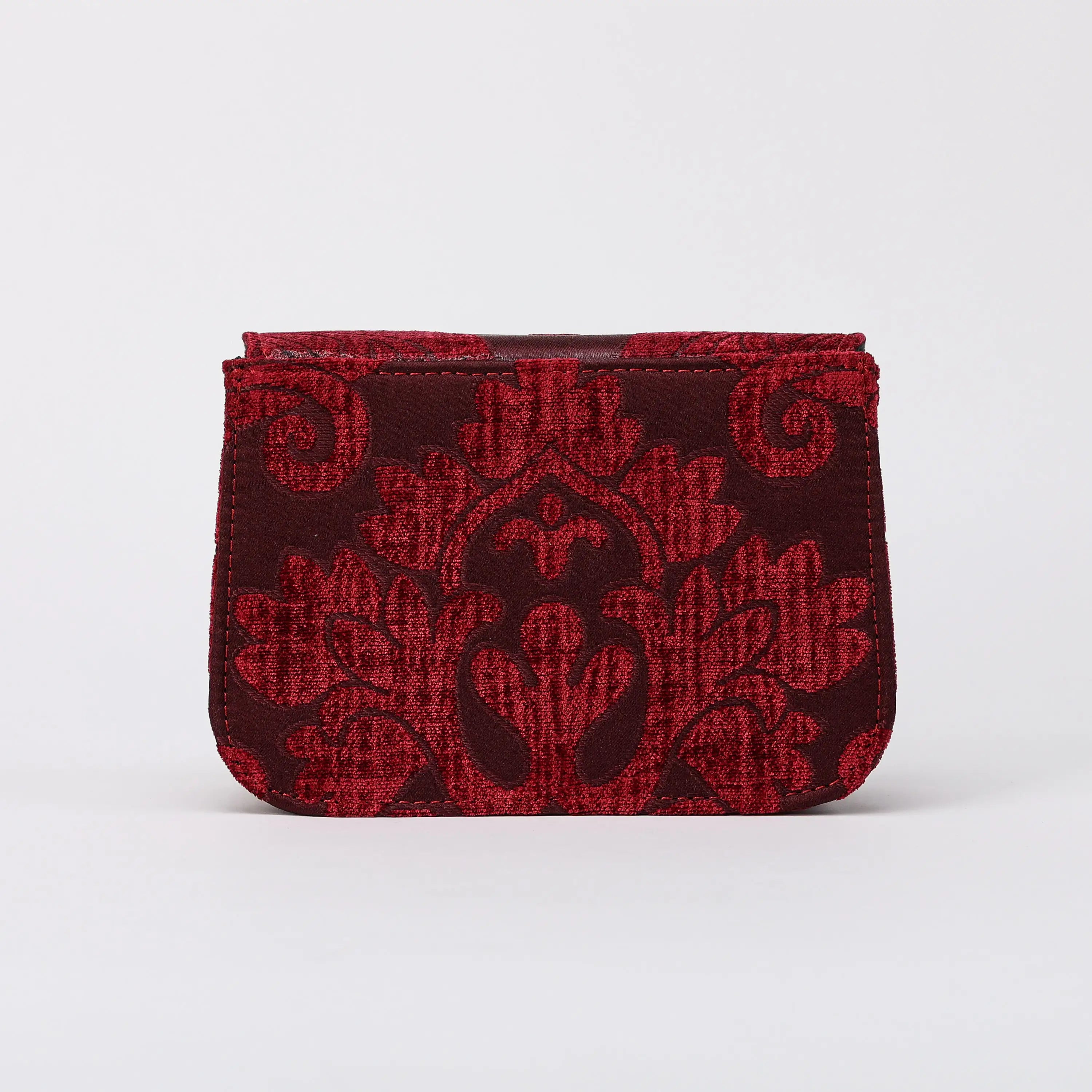 Queen Wine Flap Crossbody Bag carpet bag of America back