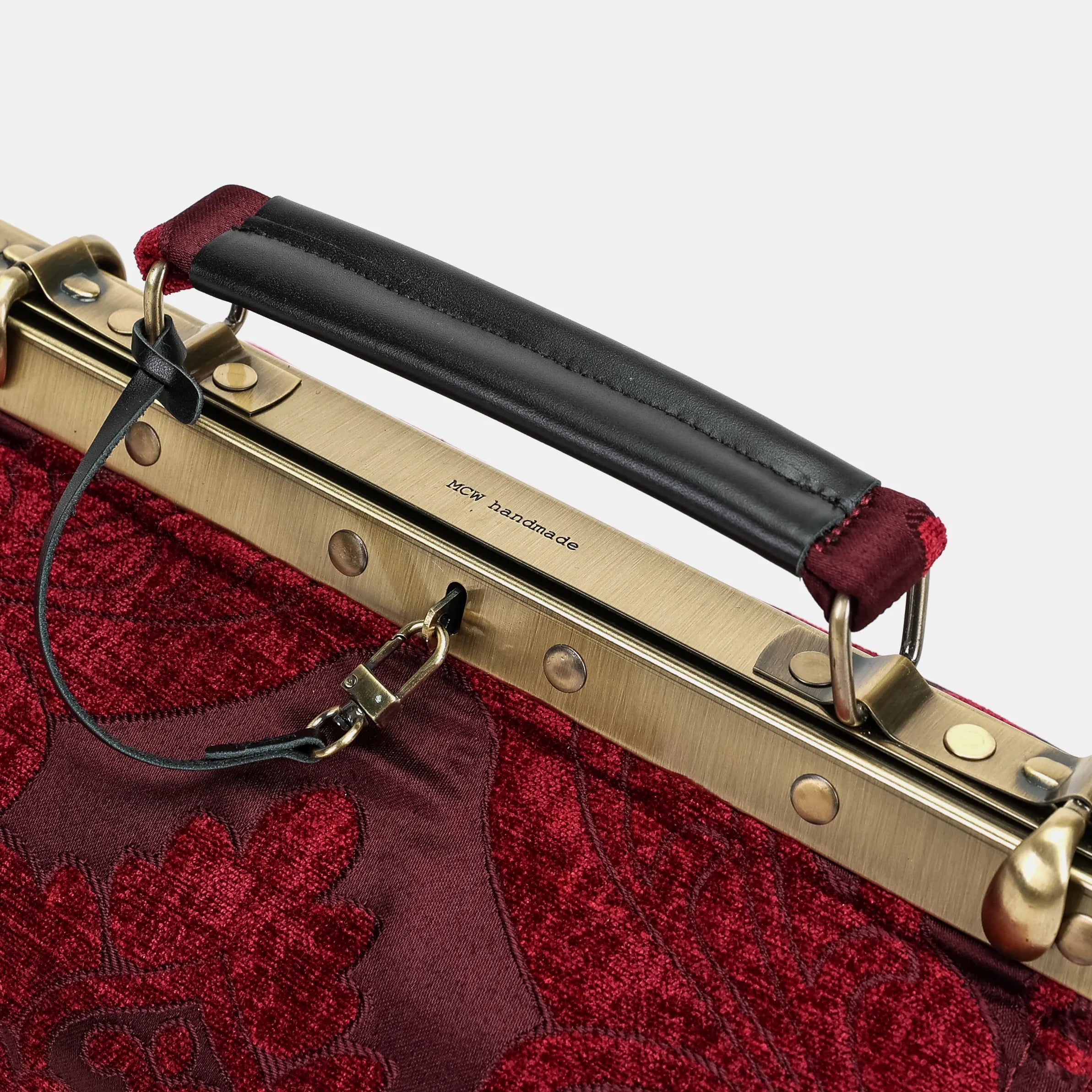 Queen Wine Vivienne Carpet Purse Gladstone Bag of America handle