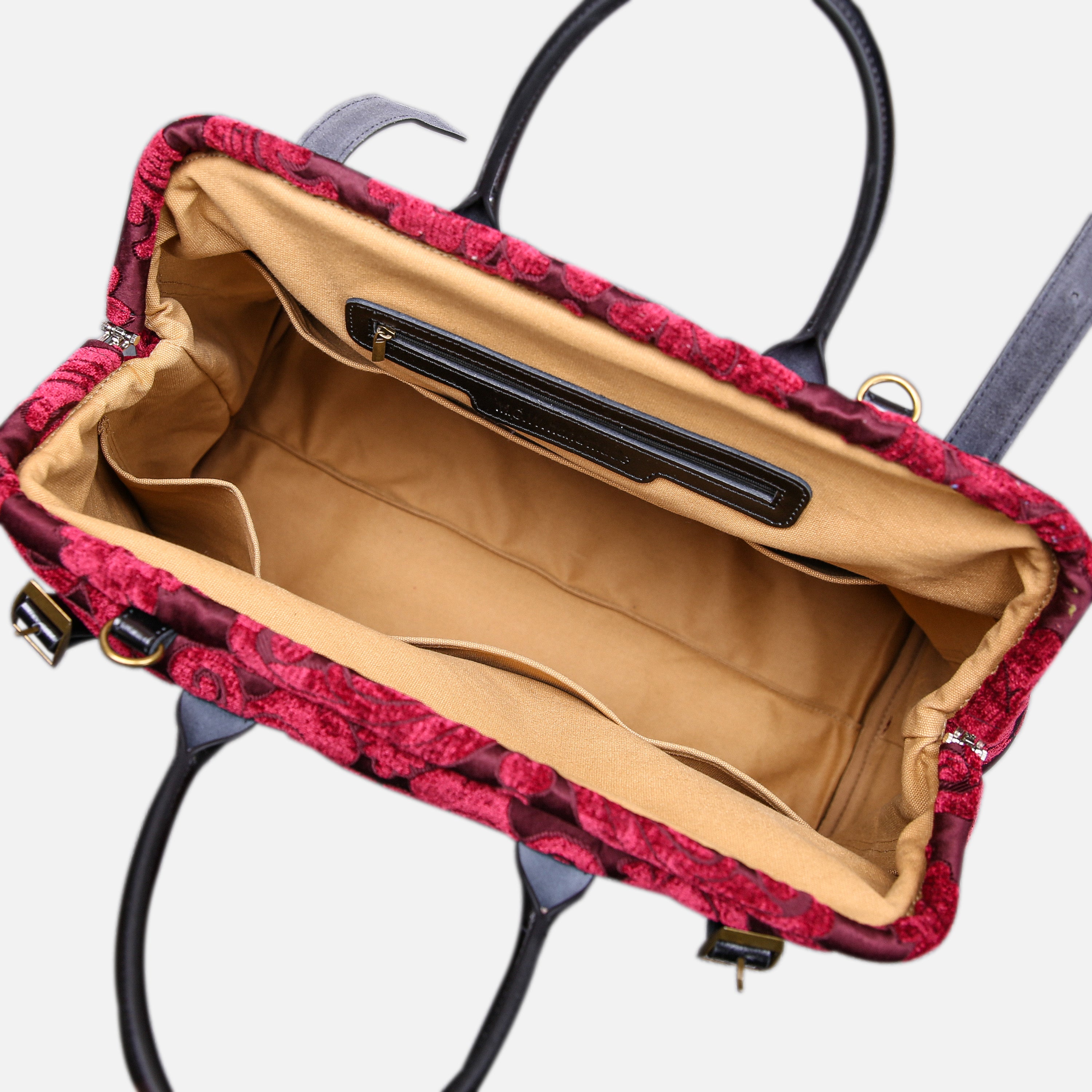 Queen Wine Large Carpetbag   of America inside