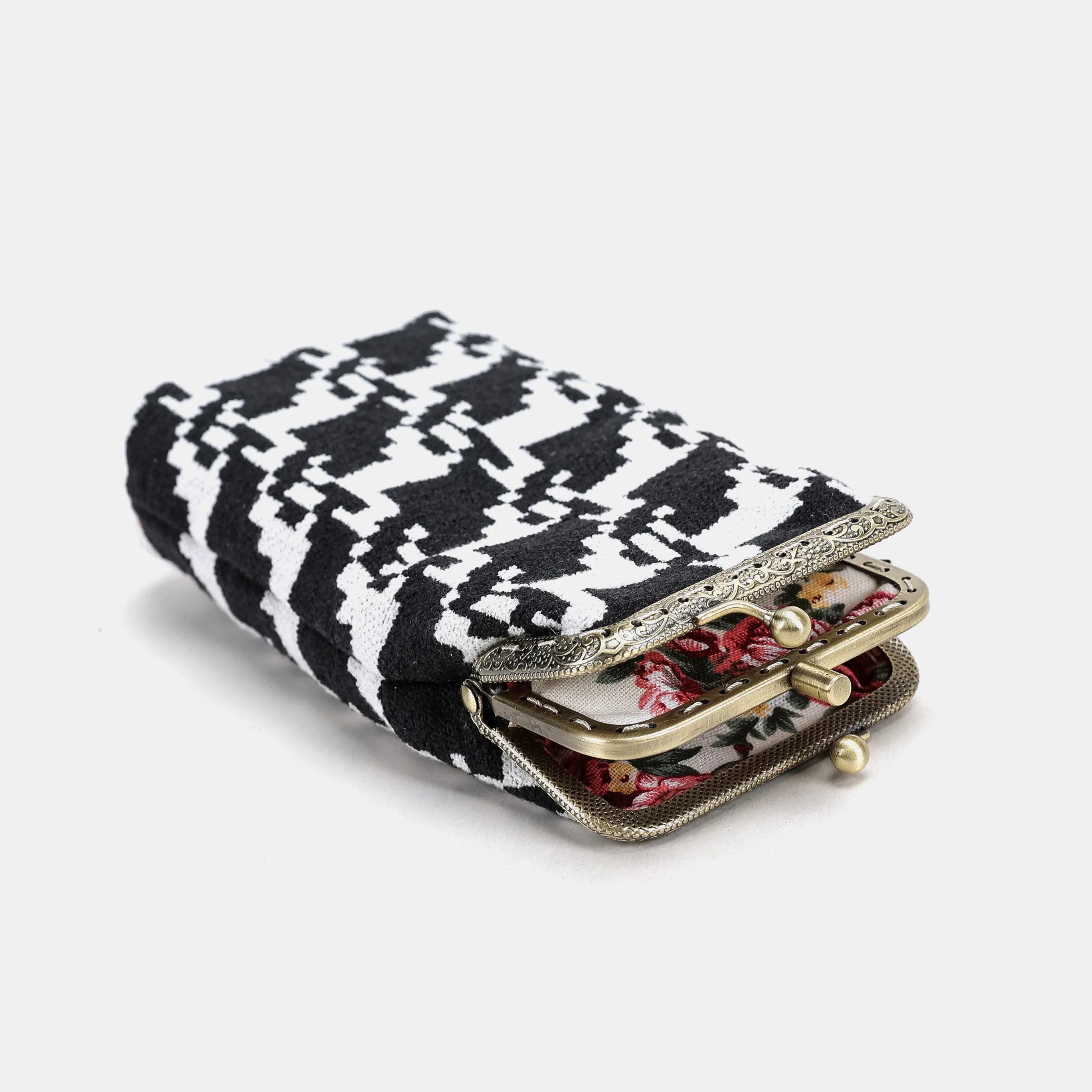 Houndstooth Black Carpet Eyeglasses Case Carpetbag of America opening