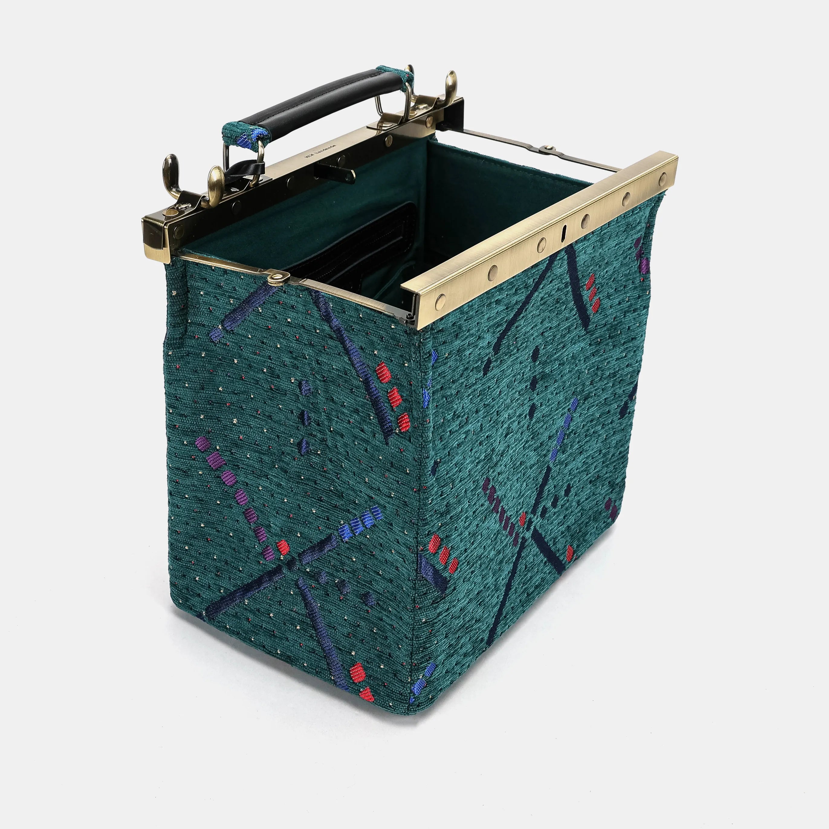 PDX Portland Airport Cecile Carpet Purse Gladstone Bag of America open and stand