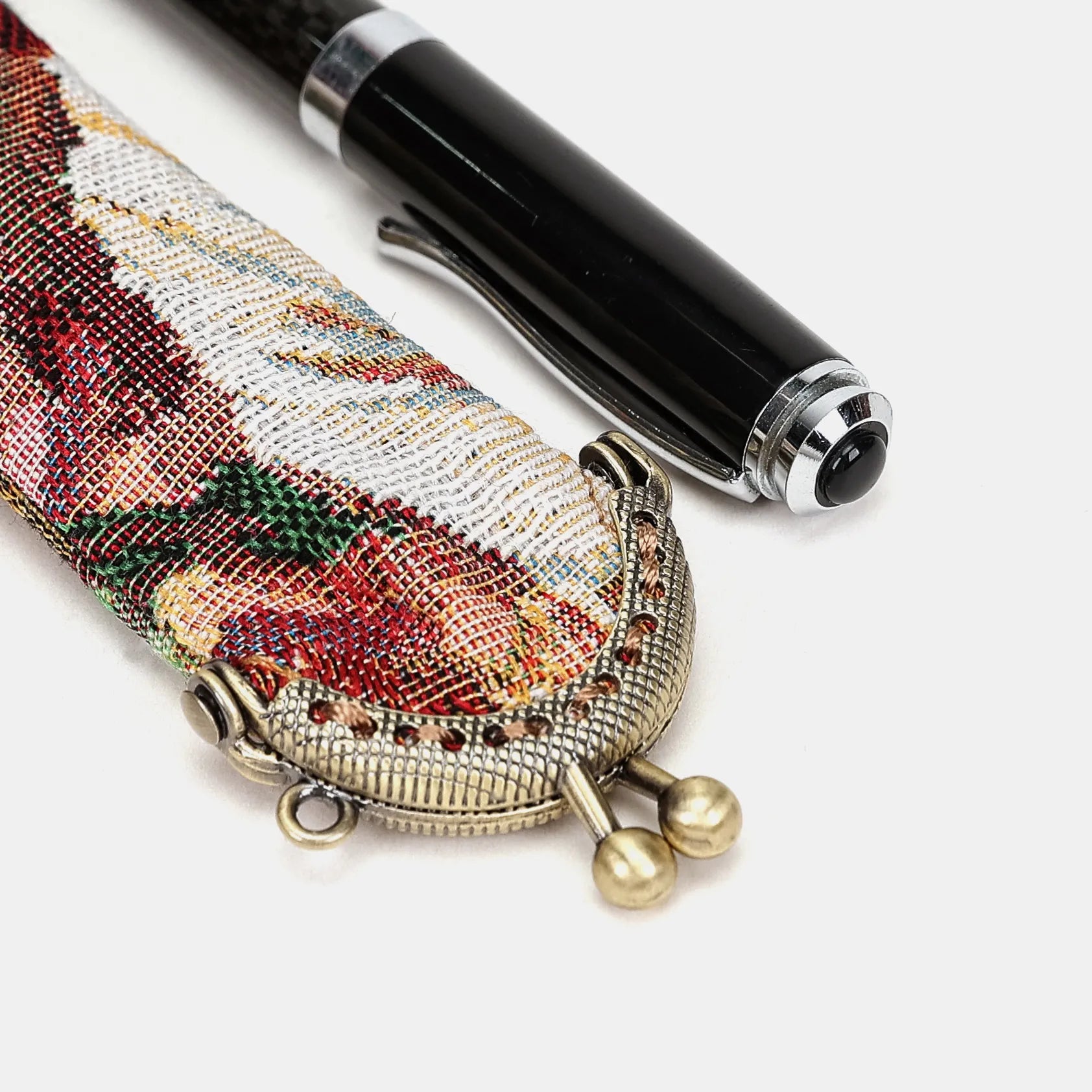 Rose Bush Solo Pen Case of Carpetbag America metal frame