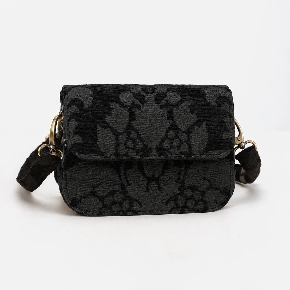 Victorian Blossom blk Flap Crossbody Bag carpet bag  of America main